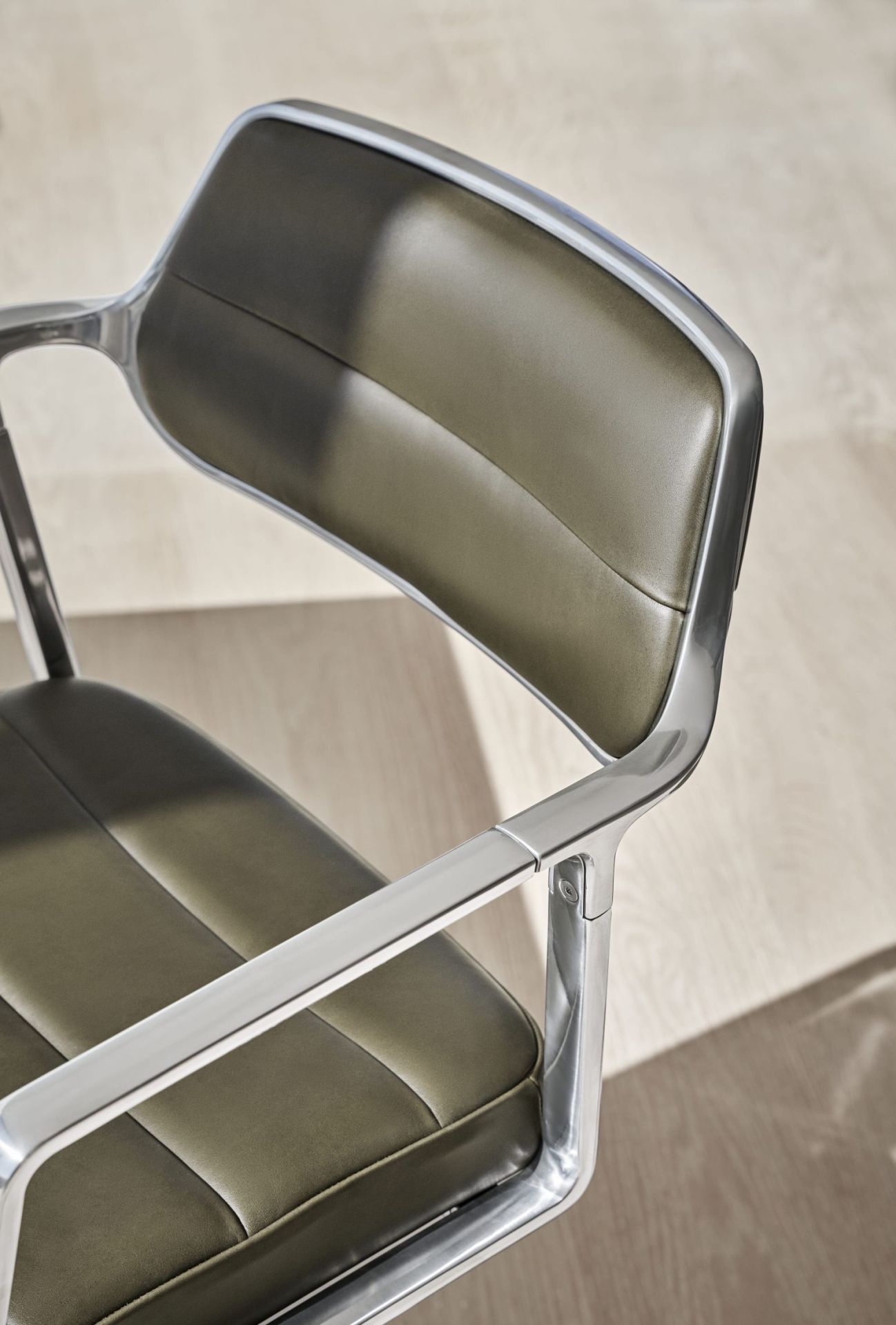 VIPP453 Swivel+ Chair with gliders black leather / polished aluminum frame Vipp VIPP453 Swivel+ Chair with gliders black leather / polished aluminum frame Vipp