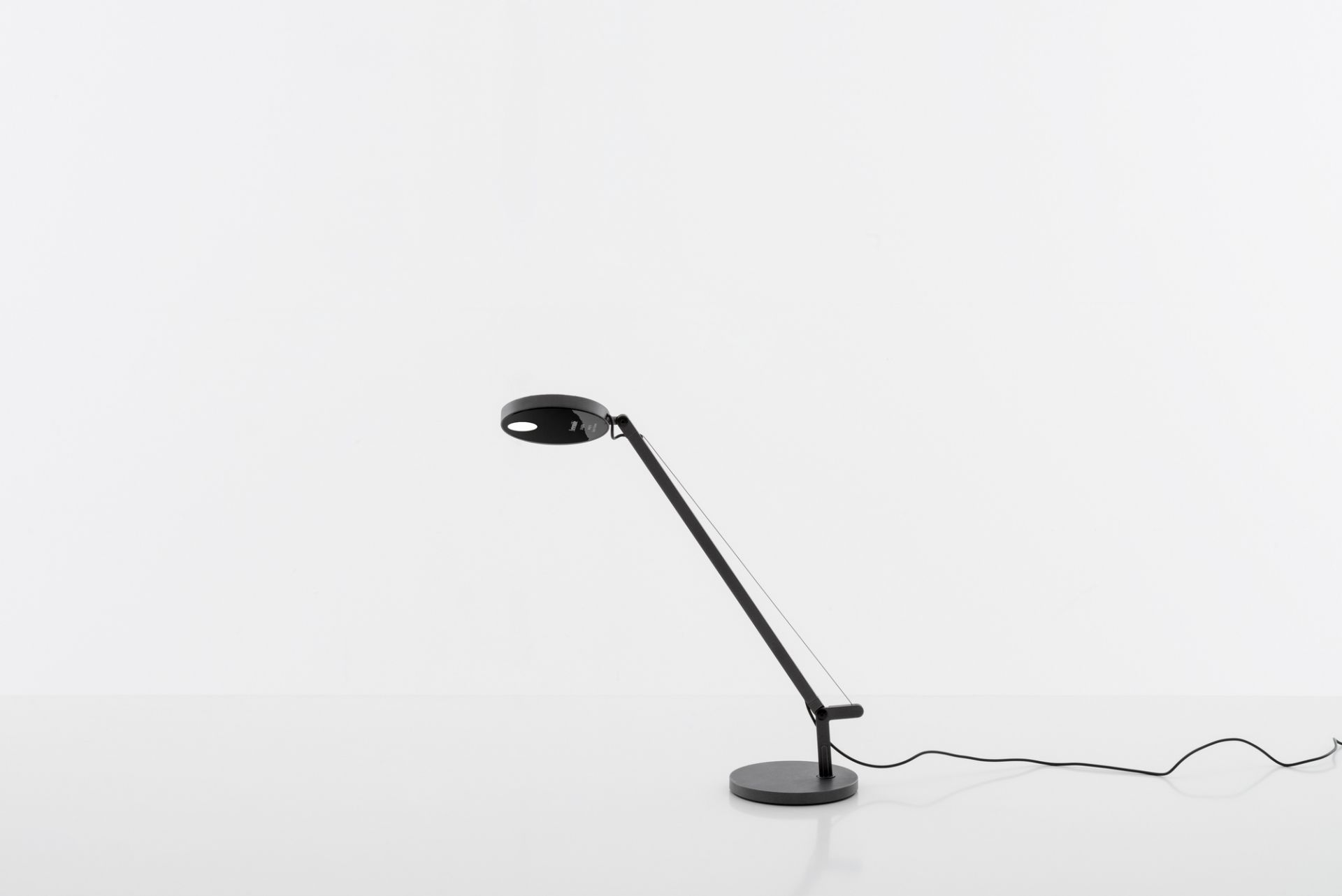 Anthrazitgraue Demetra Micro Tischleuchte von Artemide: Moderne LED-Tischlampe für Büro und Schreibtisch.