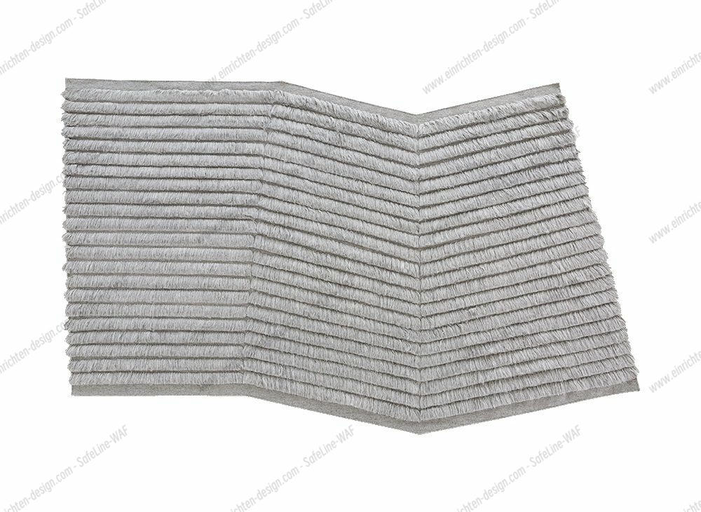 Detailaufnahme des grauen Lines Rug Teppichs von Gan mit horizontalen Linien und Fransen.