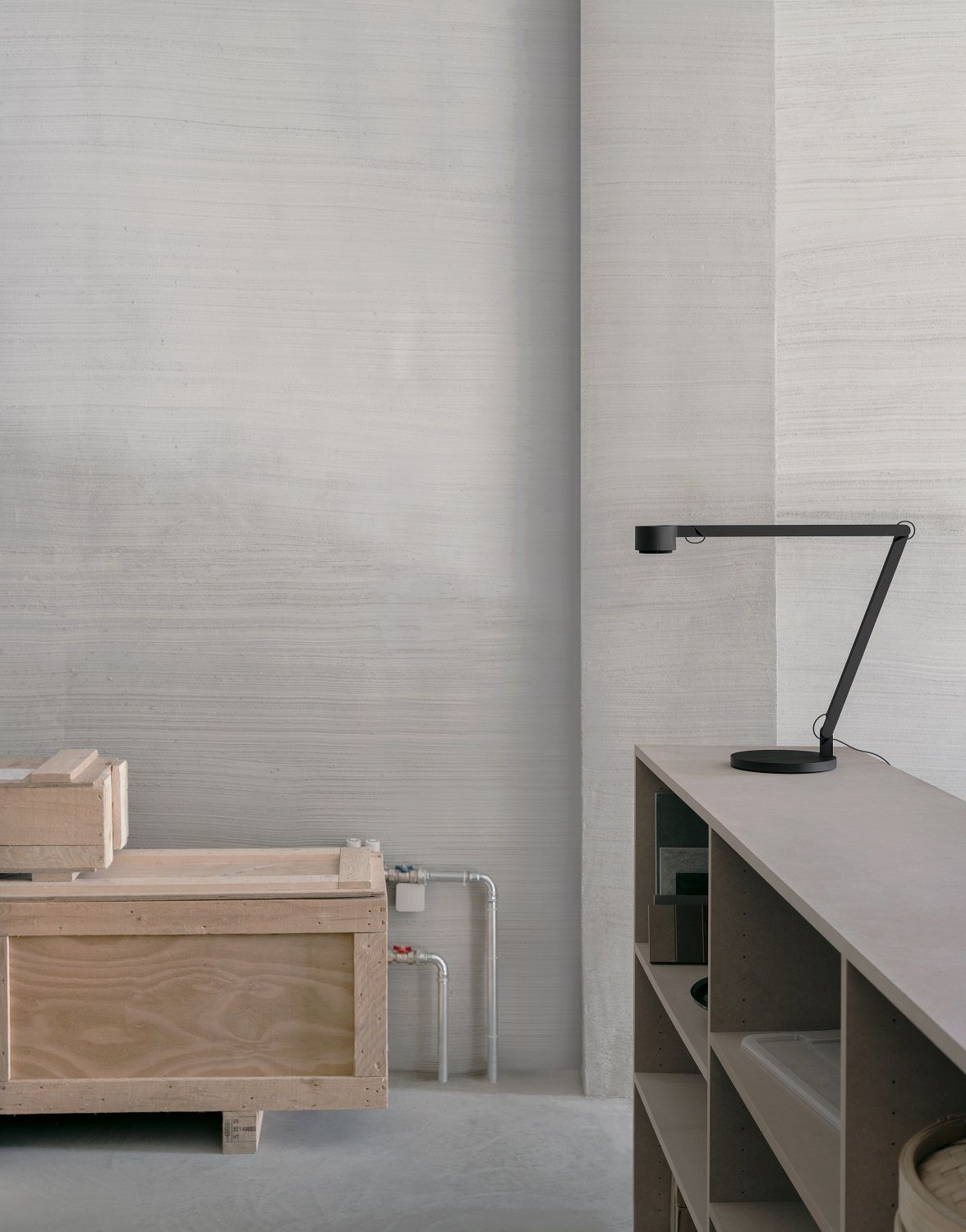 Schwarze w227 Winkel Tischleuchte von Wästberg auf einem Regal, minimalistisches Design für Büro und Zuhause.