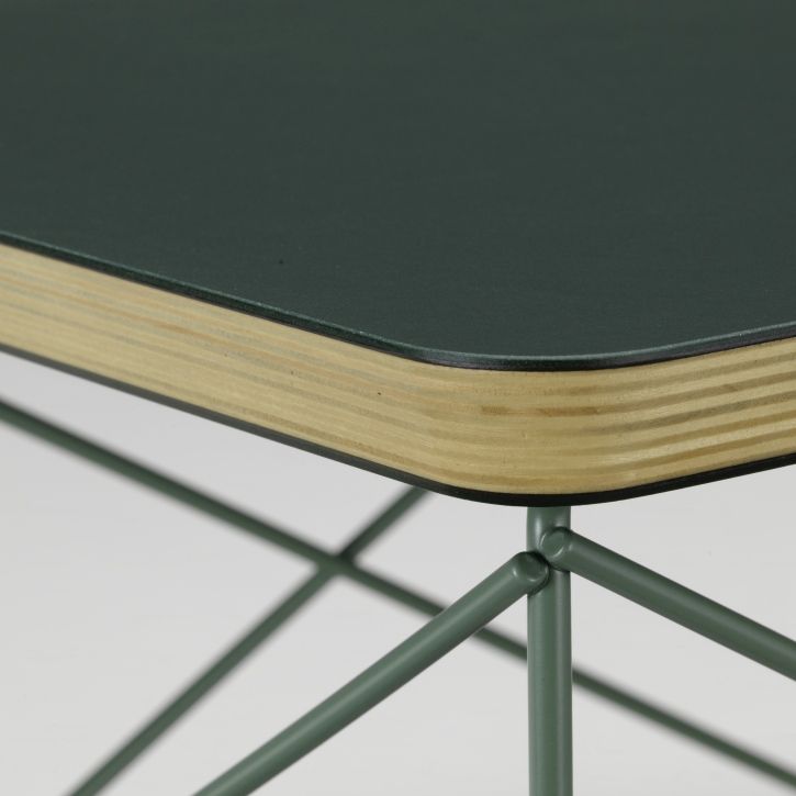 Detailaufnahme vom Vitra LTR Occasional Table Beistelltisch mit Linoleum Jade Platte und filigranem, jadefarbenem Stahlrohrgestell.