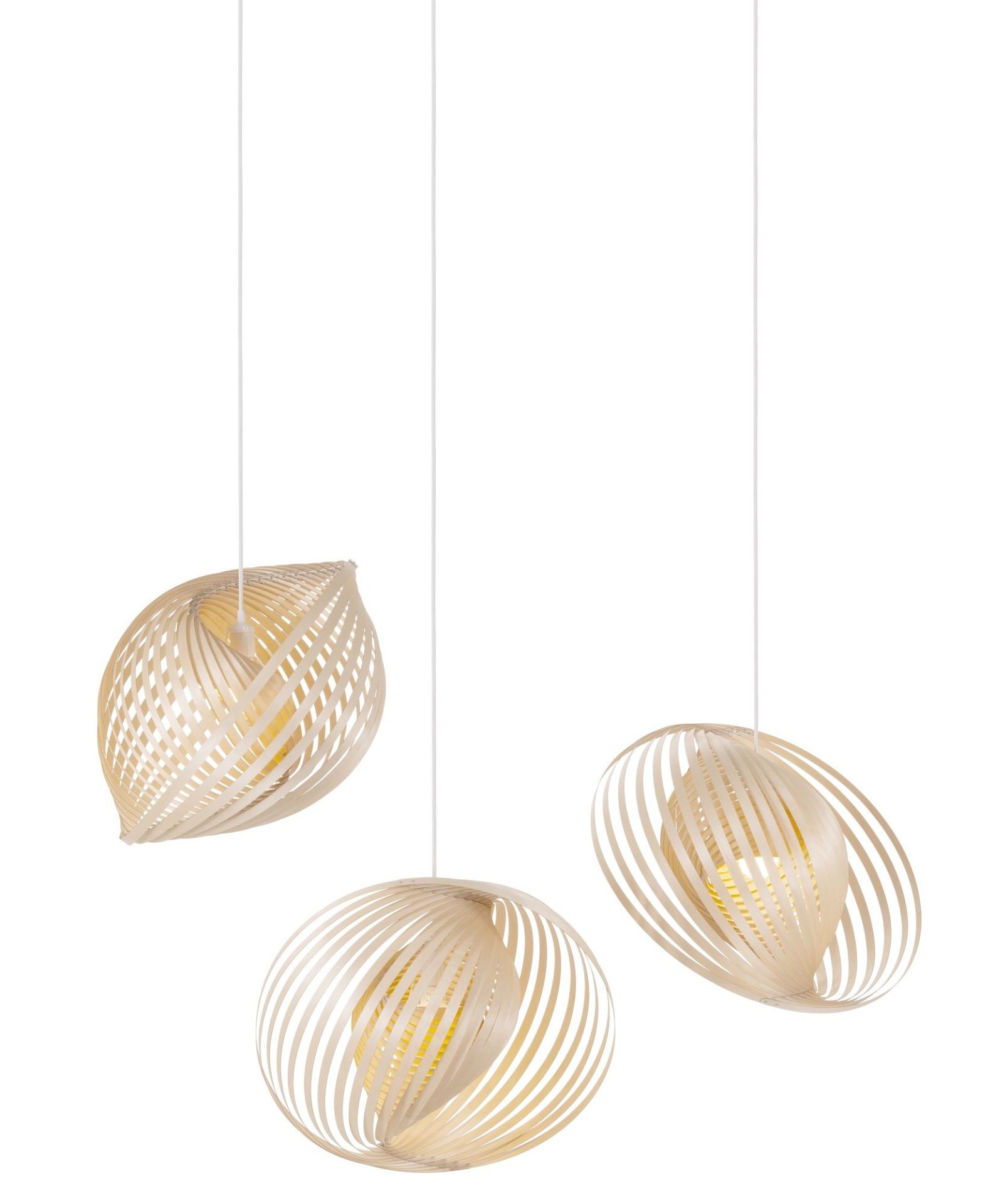 Drei Adilo Pendelleuchten von Secto Design aus hellem Holz, hängen an weißen Kabeln.