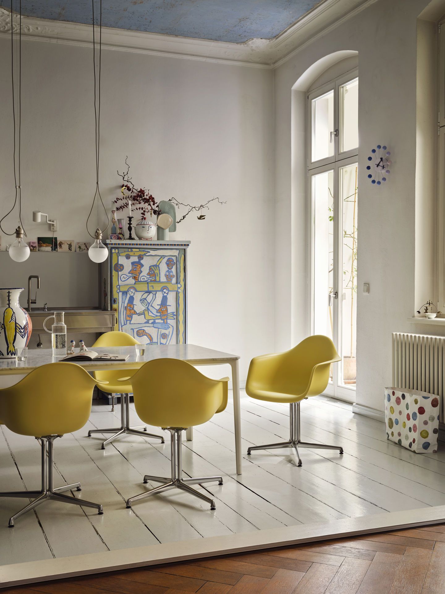 Eames Plastic Arm Chair DAL with seat cushion Vitra