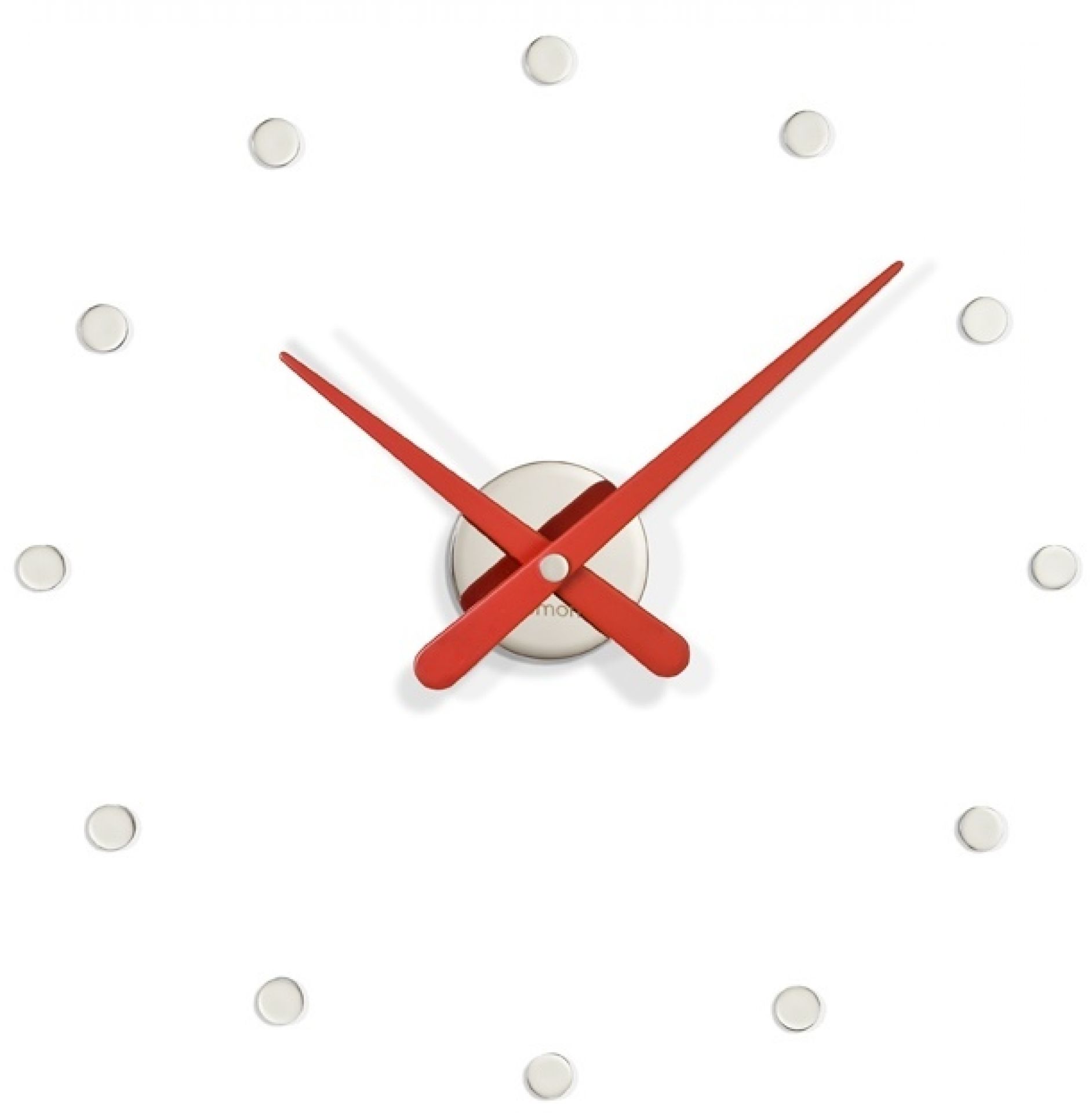 Rodón Mini Wanduhr von Nomon: Weiße, moderne Design Wanduhr mit roten Zeigern.