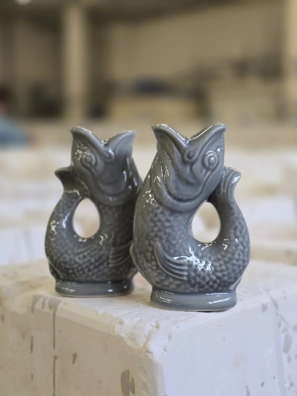 Graue Gluggle Fisch Salz- und Pfefferstreuer im Set, Keramik, originelles Tischaccessoire für Küche und Esszimmer.