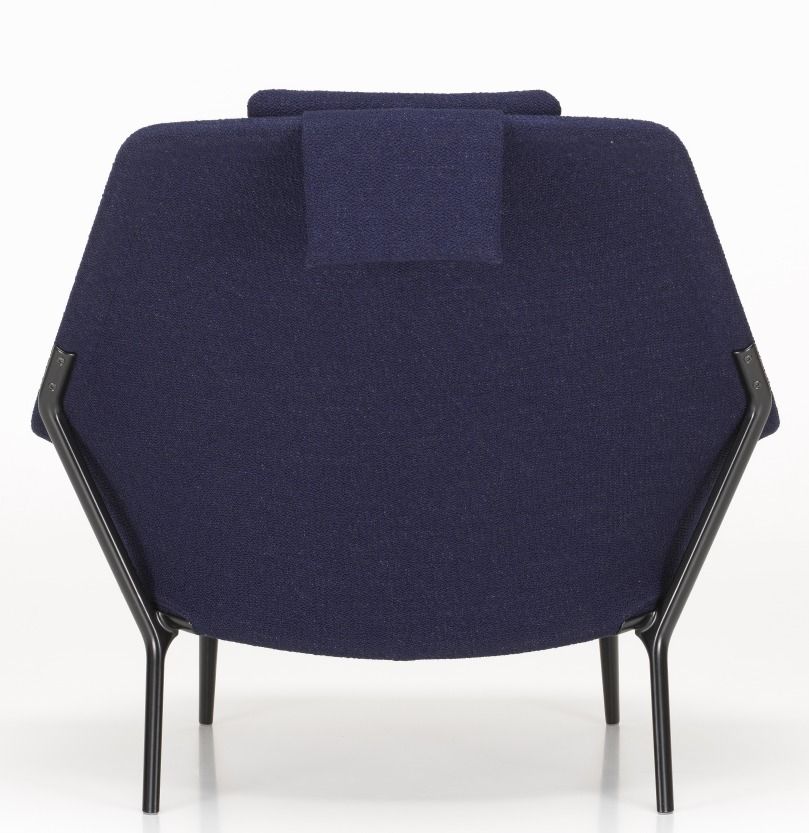 Rückansicht: Blauer Slow Chair Sessel von Vitra mit Stoffbezug und schwarzem Gestell.
