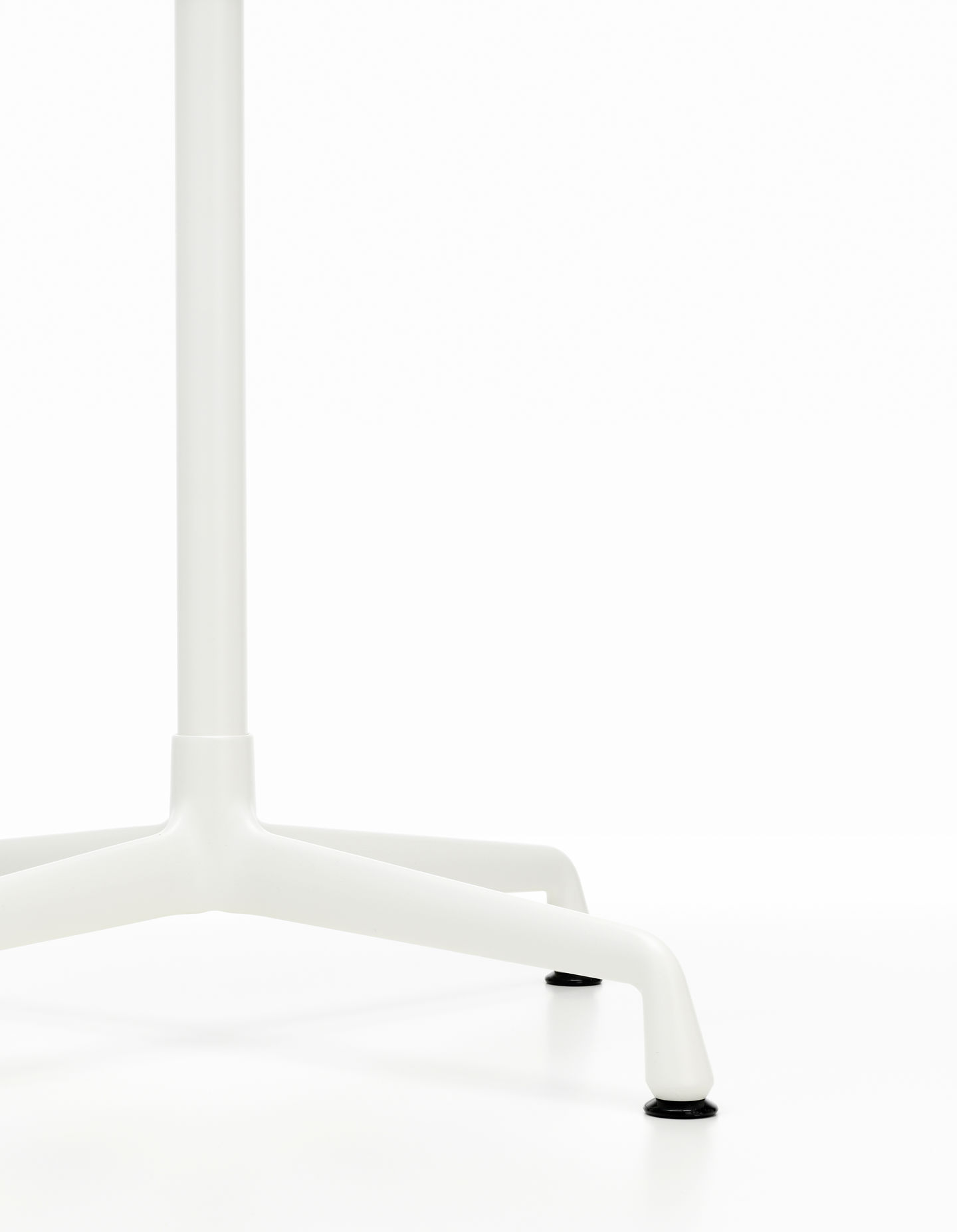 Eames Contract Tables High Standing Table Ø 80 cm Vitra