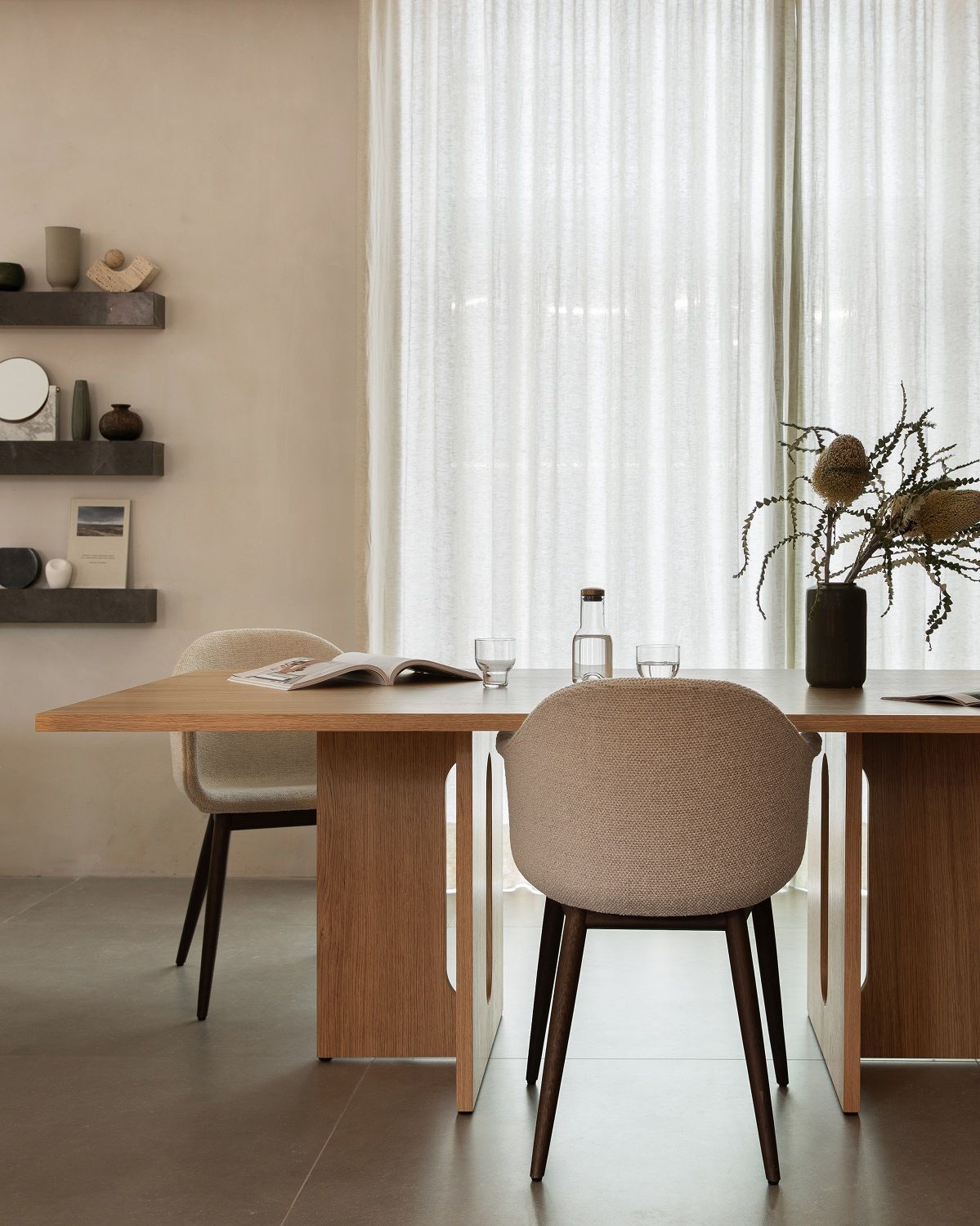 Audo Copenhagen Harbour Dining Chair Stuhl am Esstisch mit Holztisch und minimalistischer Dekoration.