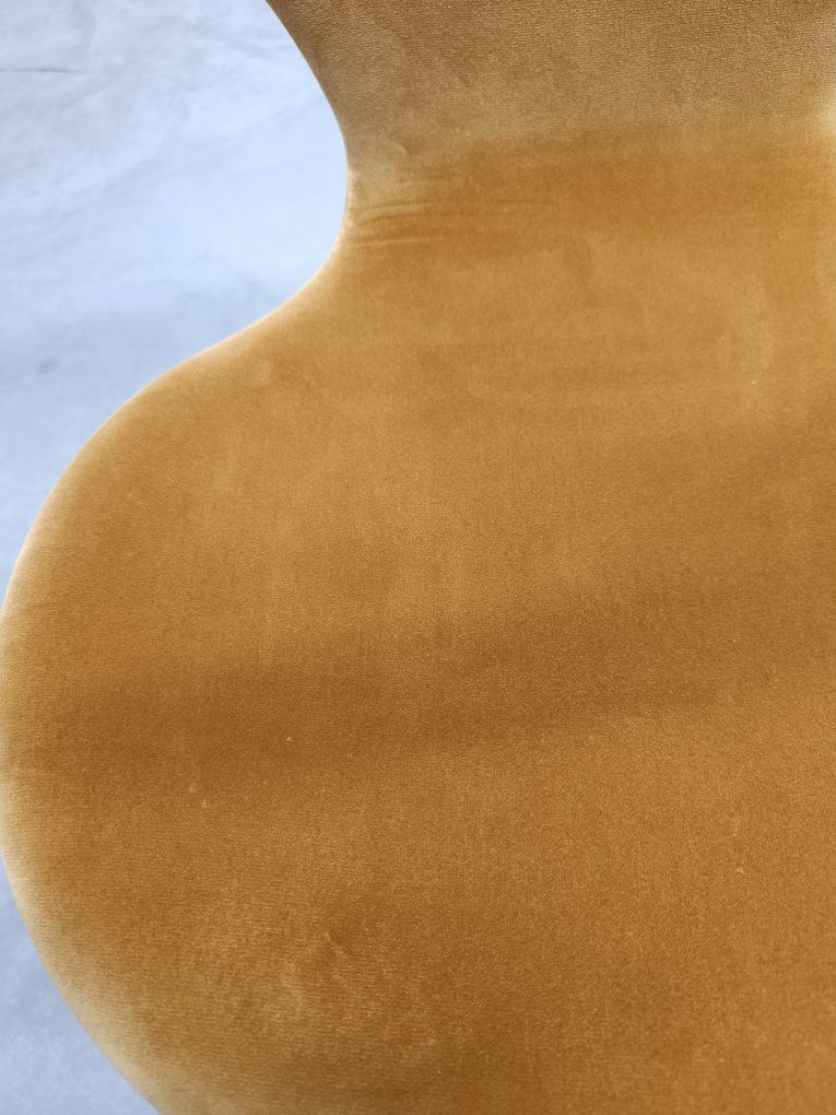 Series 7 3107 Velvet Chair Chair full upholstery velvet ochre/chrome Fritz Hansen INDIVIDUALS