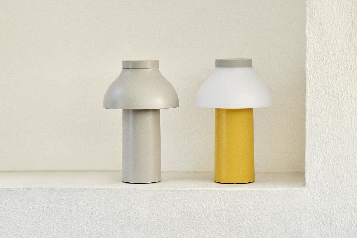 PC Portable Battery lamp / Table lamp Hay Cool grey Zwei Hay Cool Portable Lampen: eine graue Akkuleuchte und eine gelbe Tischleuchte.