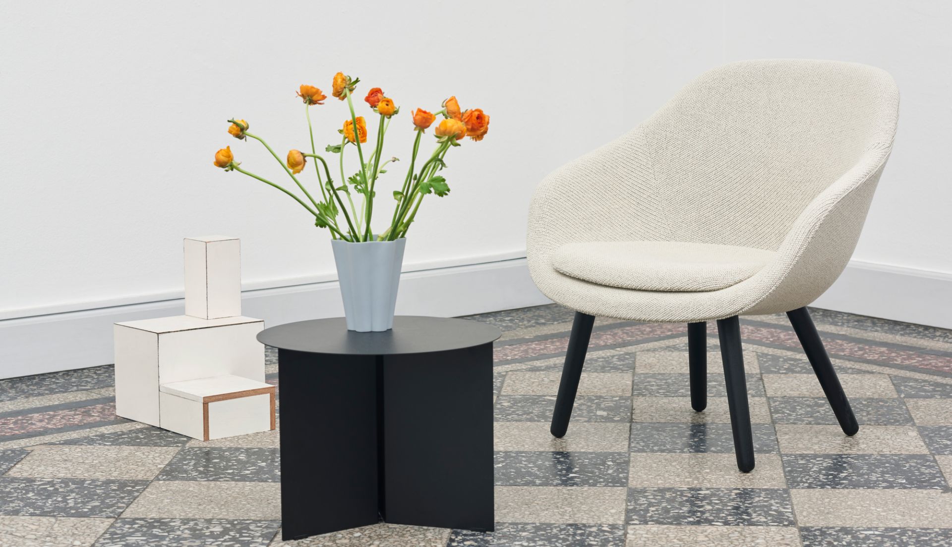 About a Lounge AAL 82 / AAL82 Armchair Hay