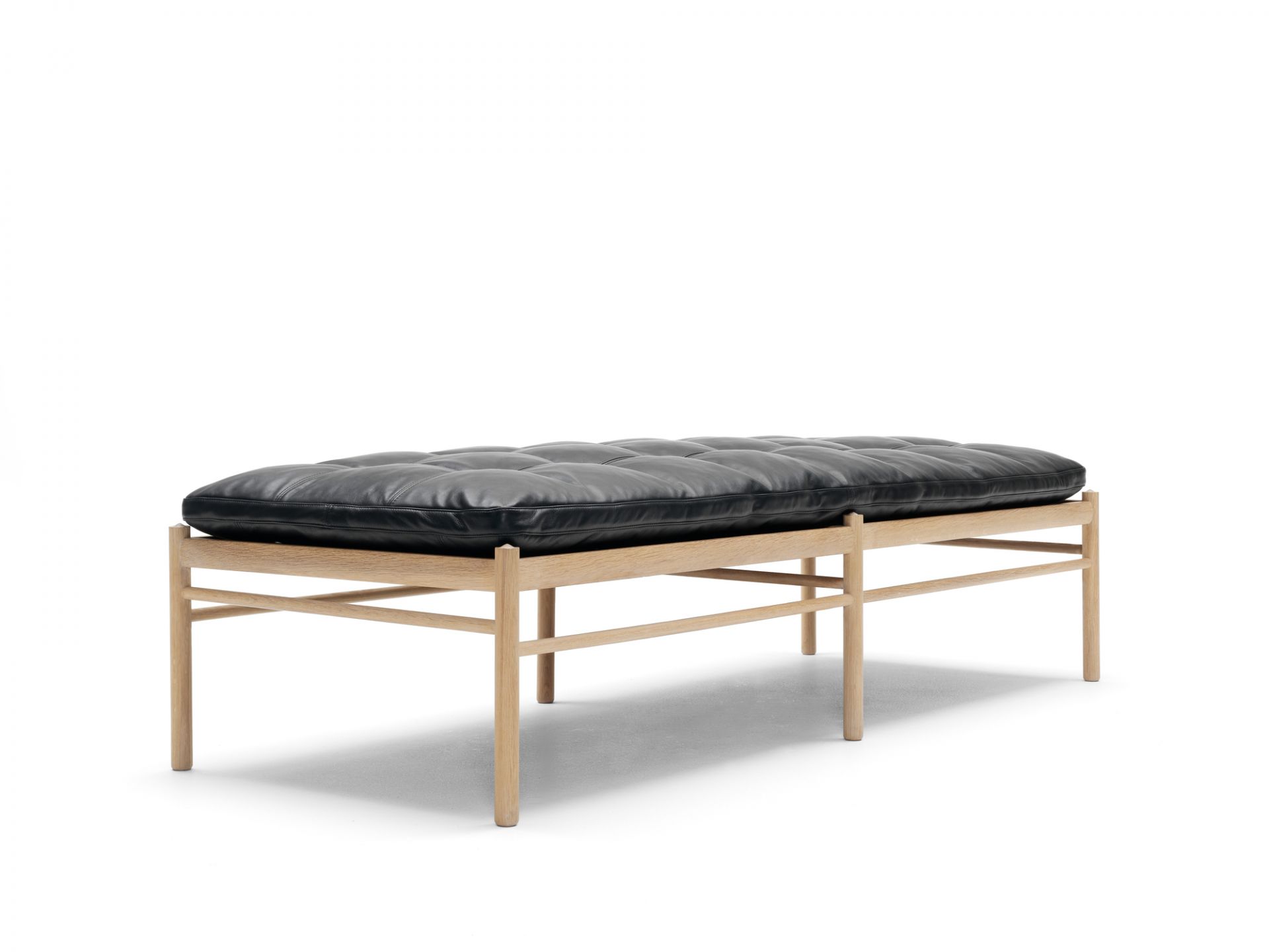 OW150 Daybed von Carl Hansen & Søn mit schwarzem Lederbezug auf hellem Holzgestell.