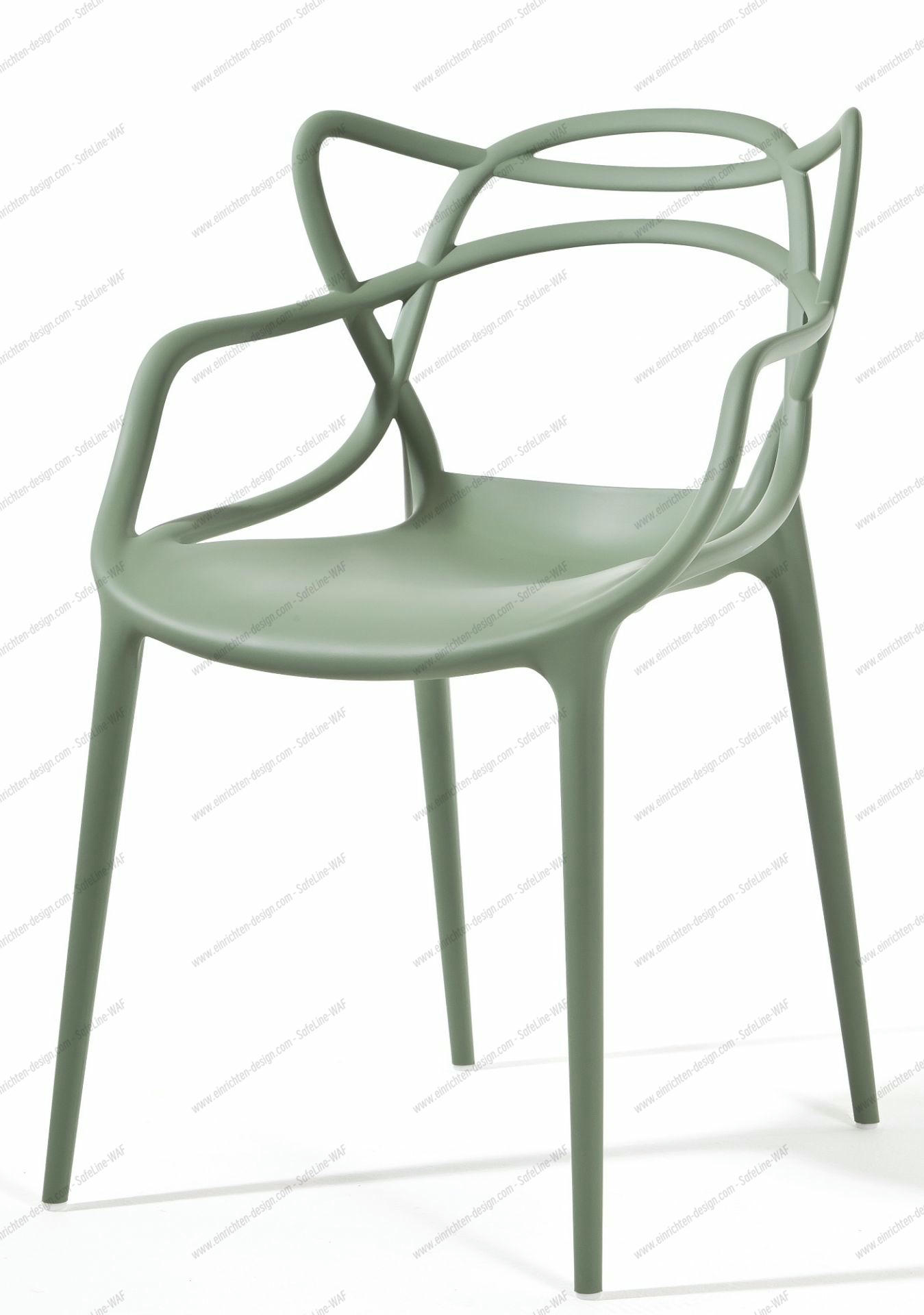 Salbeigrüner Masters Stuhl von Kartell mit Armlehnen und filigraner Rückenlehne, moderner Designstuhl.