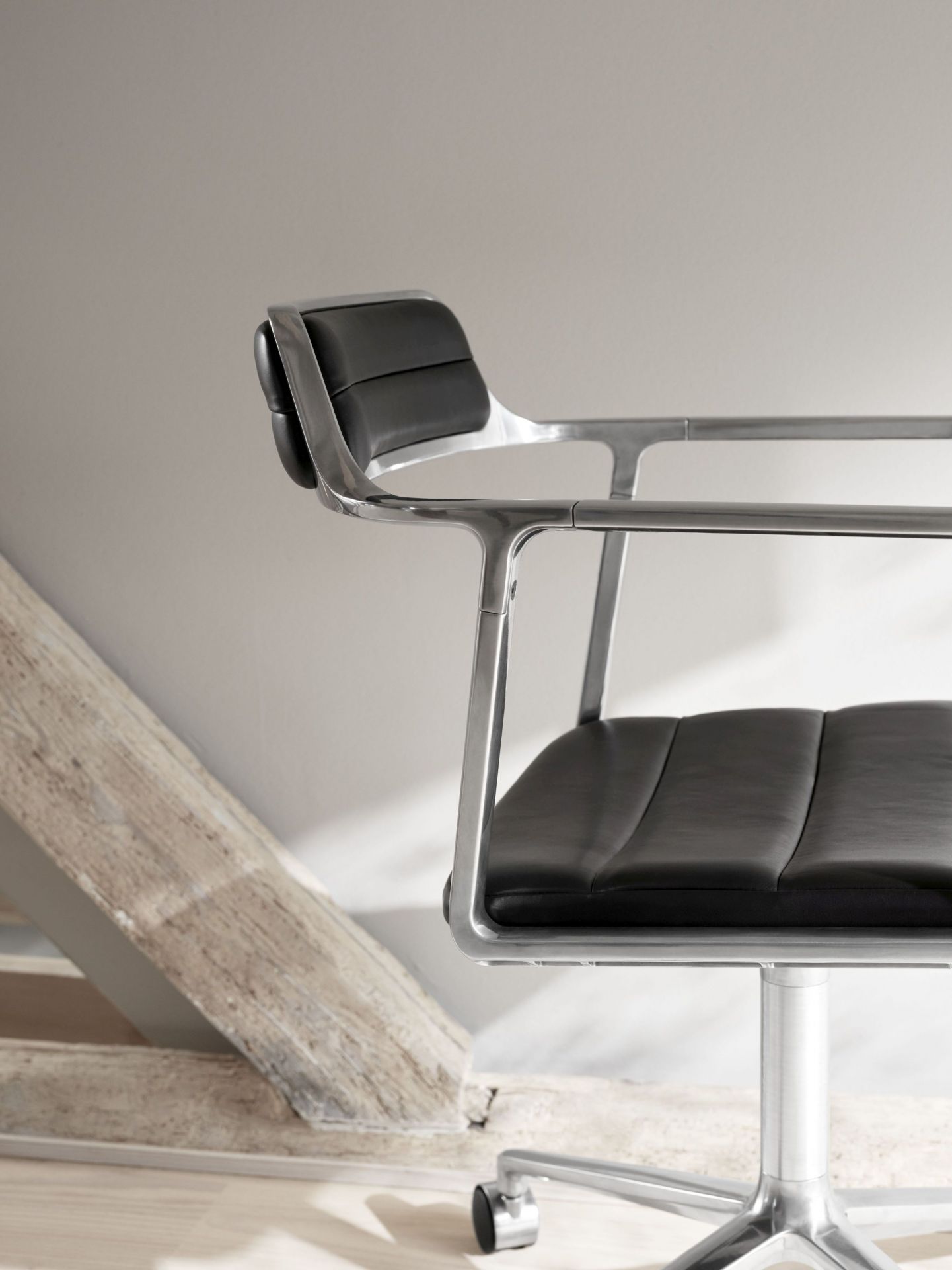 VIPP452 Swivel Chair with Gliders Vipp