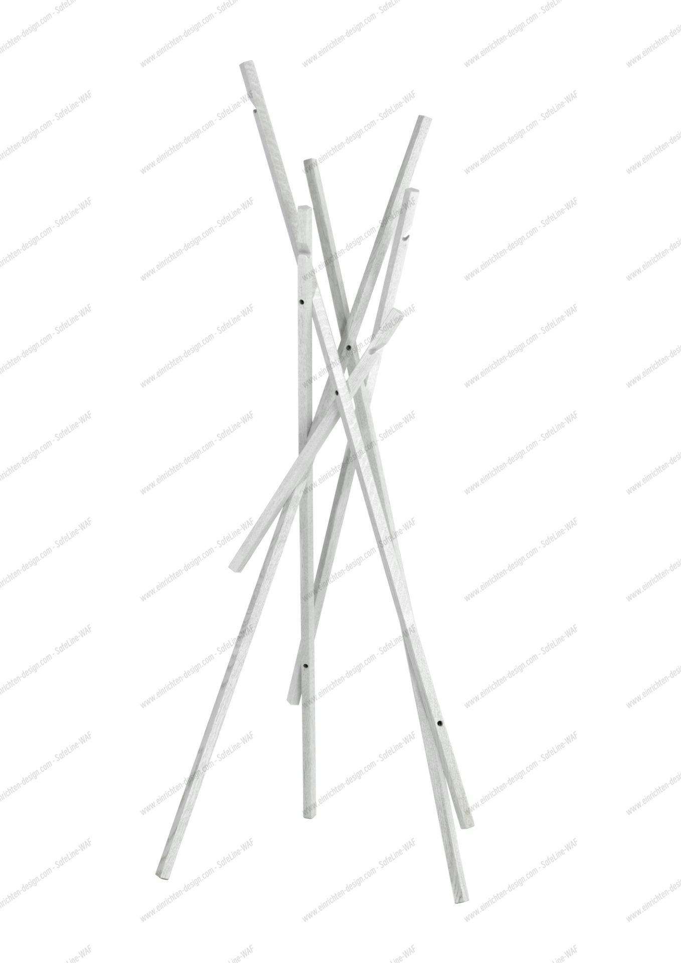 Schneeweißer Schönbuch Sticks Garderobenständer aus Esche mit modernem Design für Flur und Eingangsbereich.