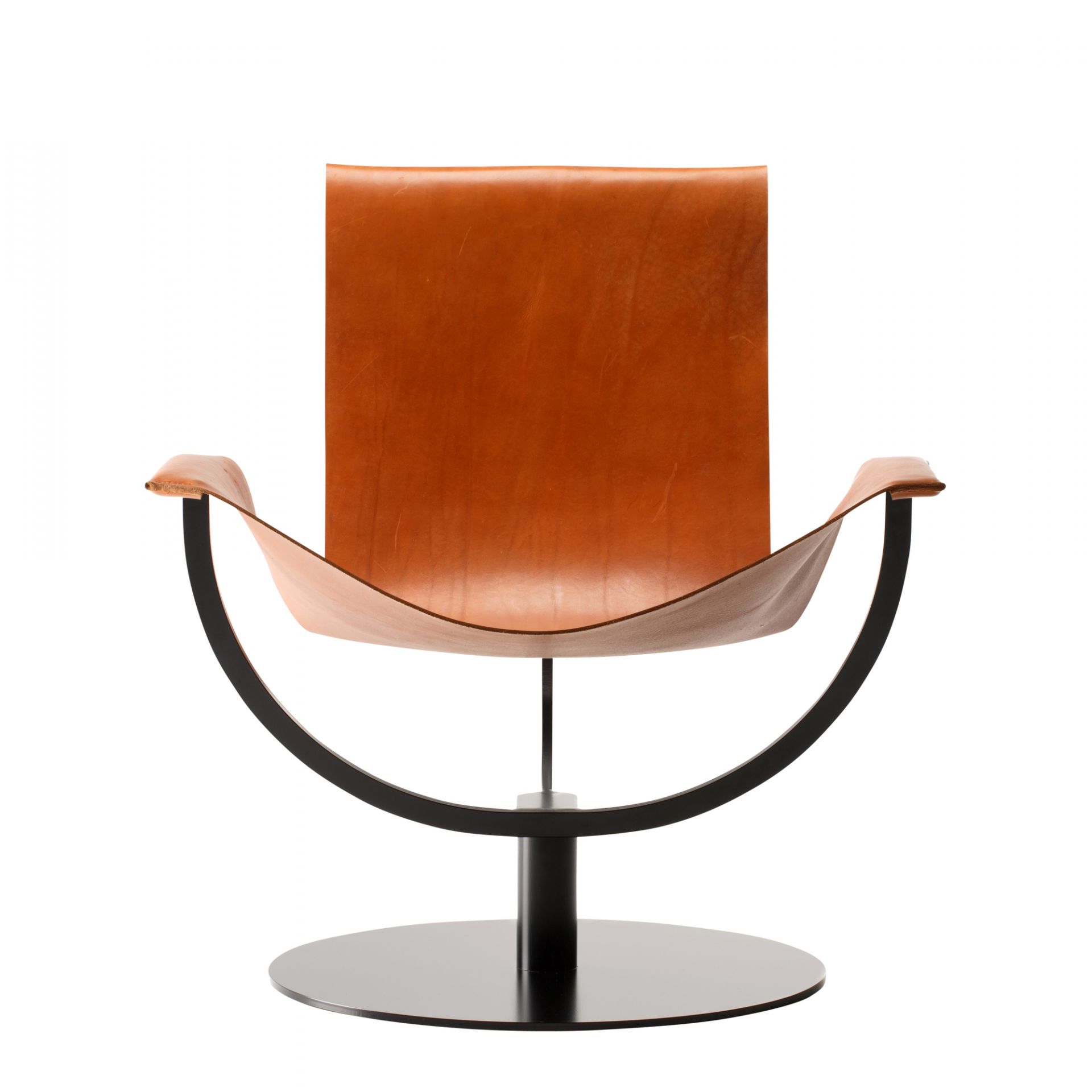 Arch Chair Sessel aus Kernleder in Cognac mit schwarzem Metallgestell, Frontalansicht.