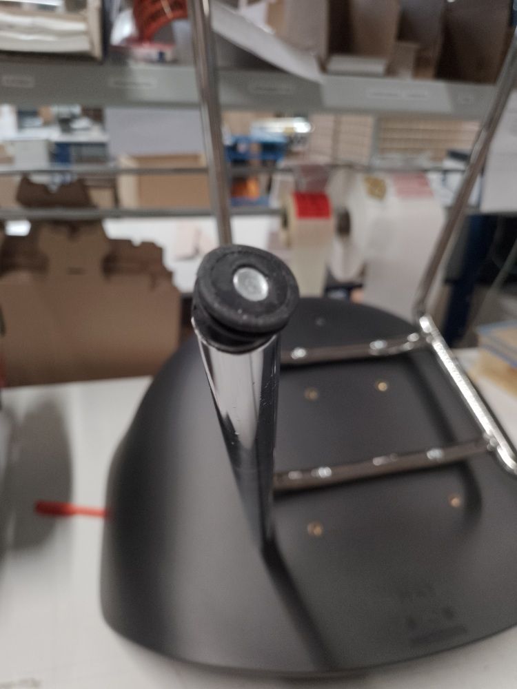 Detailaufnahme vom Fuß des schwarzen About A Chair AAC26 Stuhls mit Chromgestell, ein Mängelexemplar von Hay.
