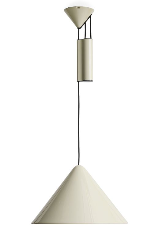 Nahaufnahme der Compass Pendelleuchte von Hay, eine moderne, höhenverstellbare Hängelampe in Beige.