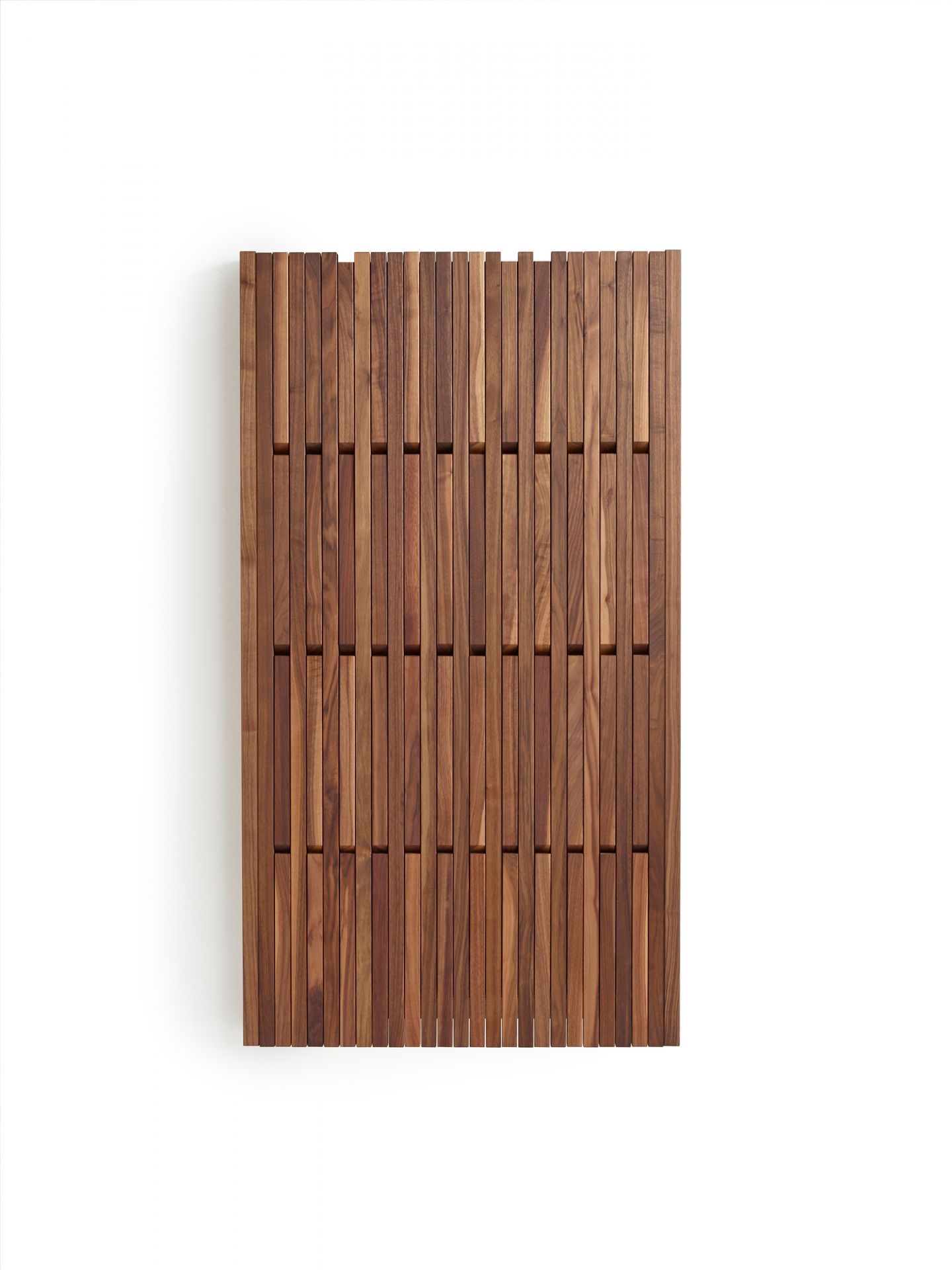 Piano Wandgarderobe aus geöltem Walnussholz, große Ausführung. Moderne Garderobe für Flur und Eingangsbereich.