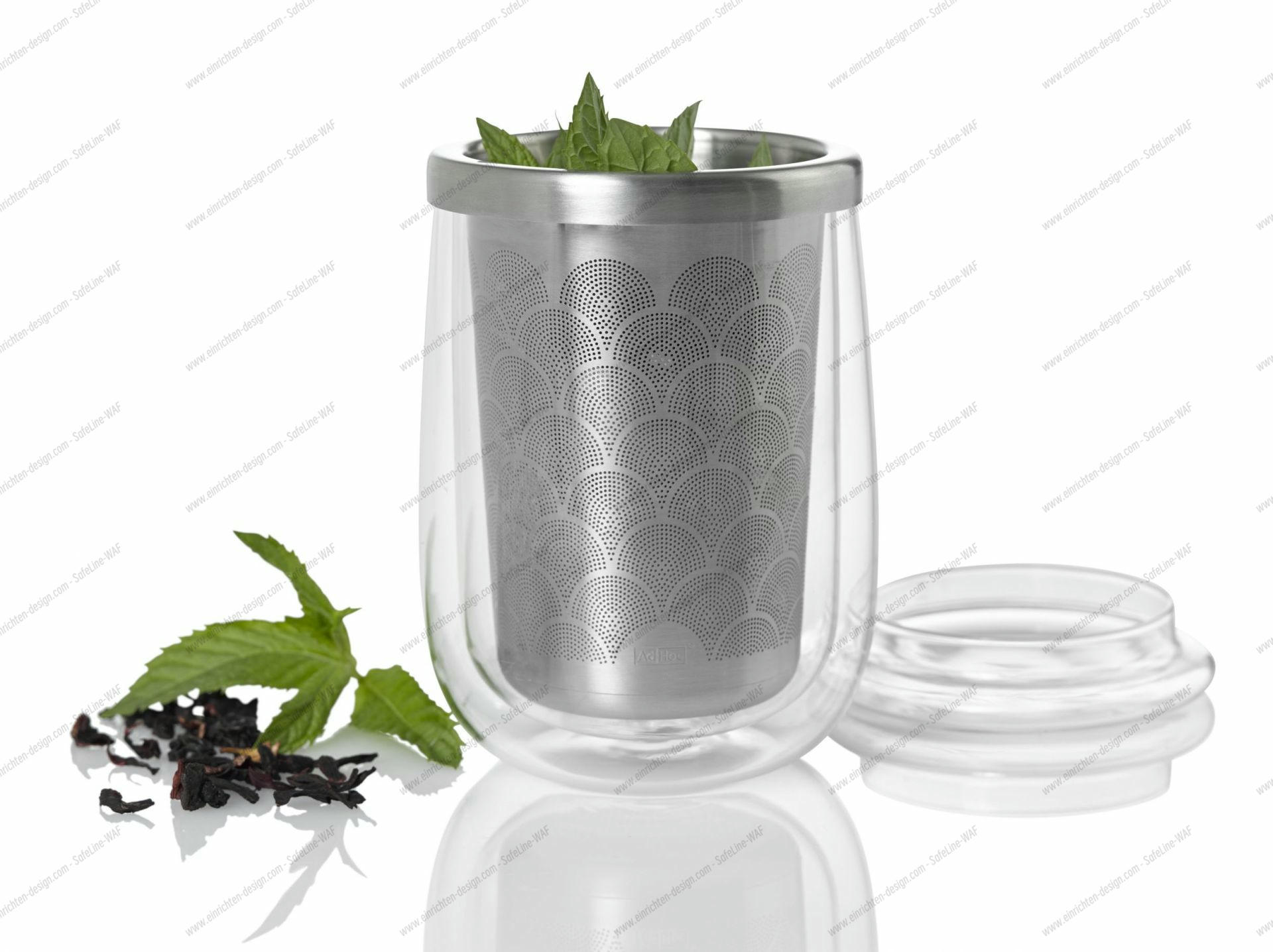 AdHoc Fusion Glass Teeglas mit Edelstahl Teefilter und frischer Minze, Deckel daneben für losen Tee.