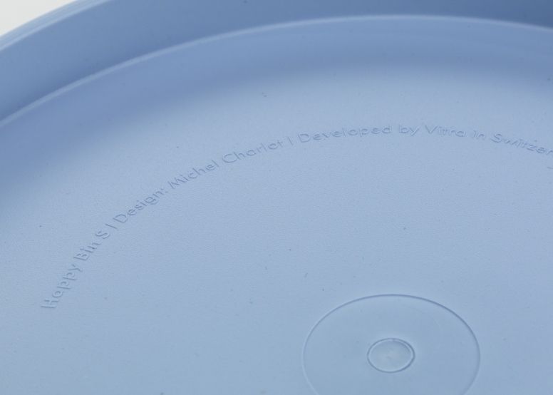 Detailaufnahme des Happy Bin Papierkorbs von Vitra in Himmelblau, mit Herstellerangaben.