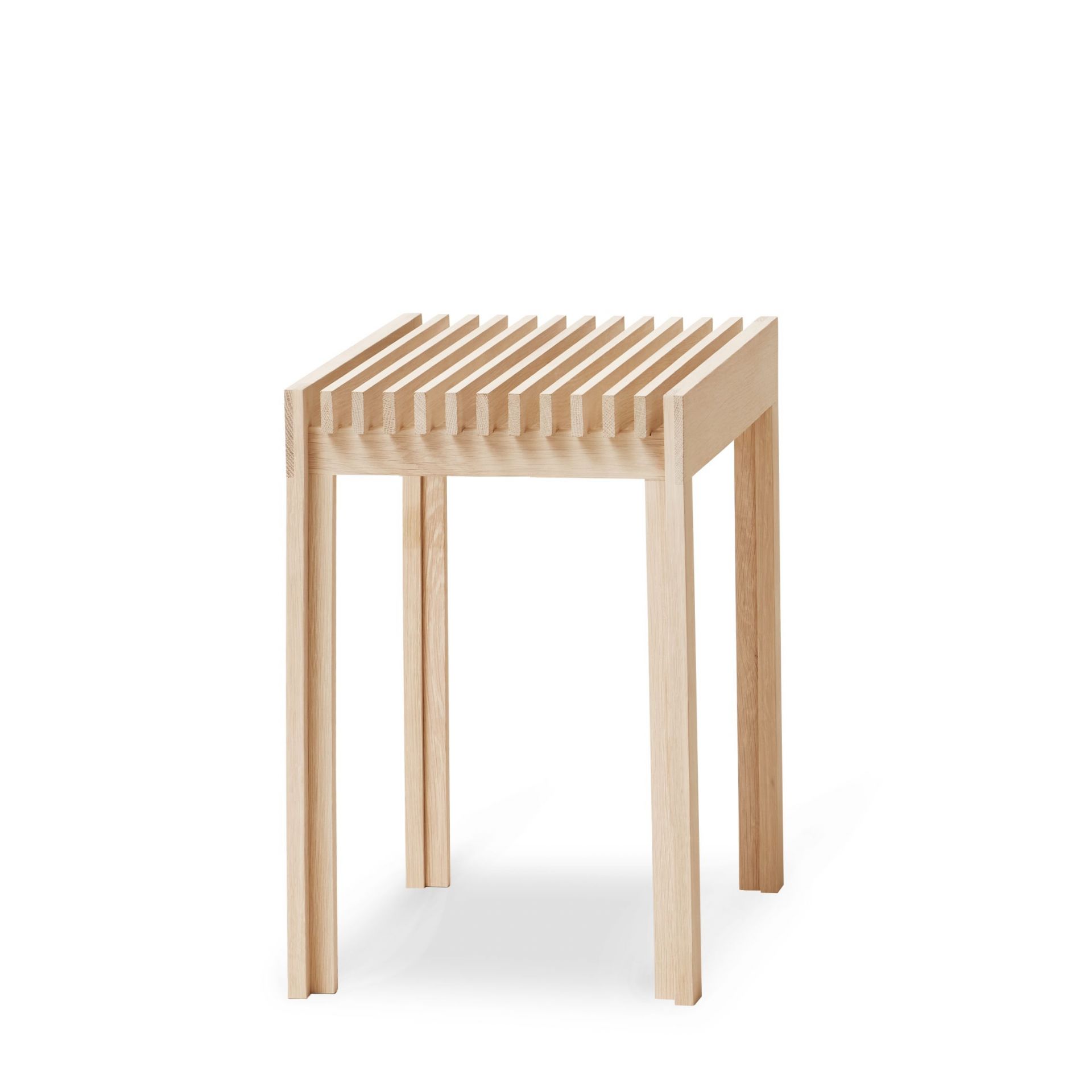 Leichter Hocker aus Eiche, weiß geölt, mit Lattenrost-Sitzfläche und minimalistischem Design.
