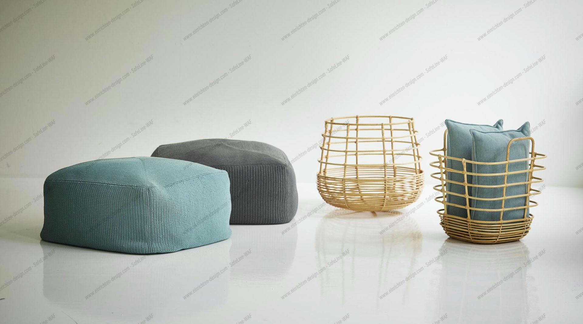 Bild zeigt Cane-Line Sweep Korb aus Rattan, leer und mit blauen Kissen. Dekorative Körbe.