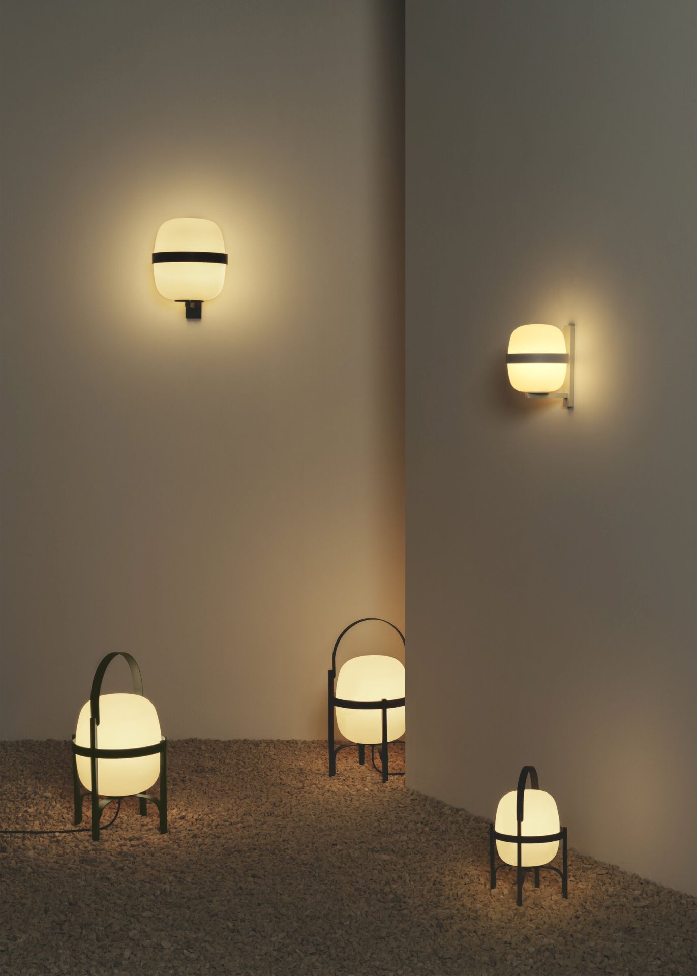 Wally Cestita wall lamp black Santa & Cole
