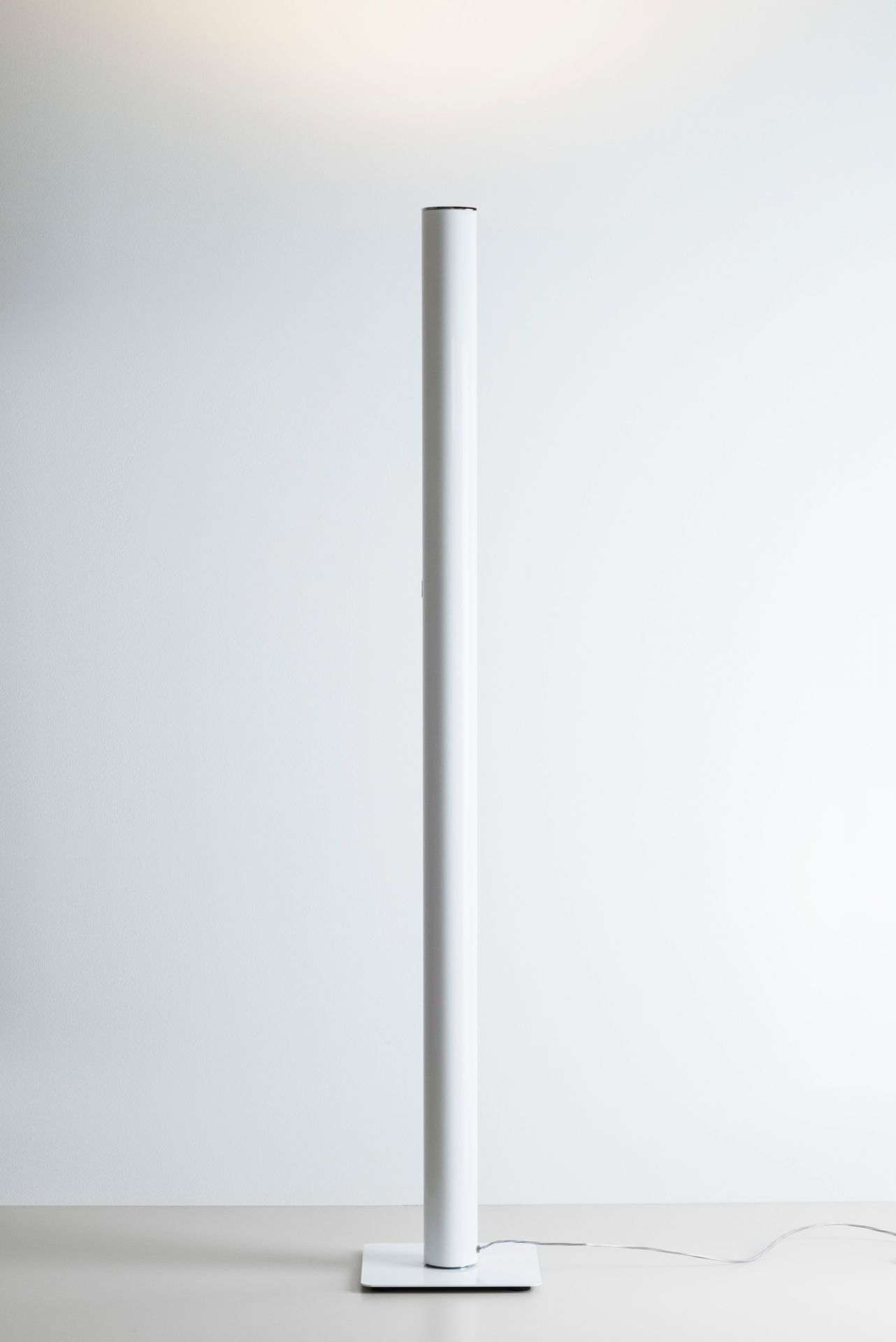 Ilio LED floor lamp white shiny Artemide