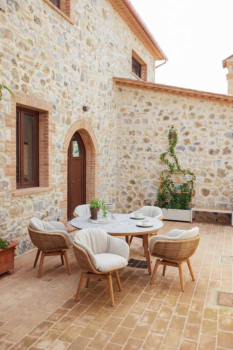 Aspect Table round outdoor dining table Cane-Line