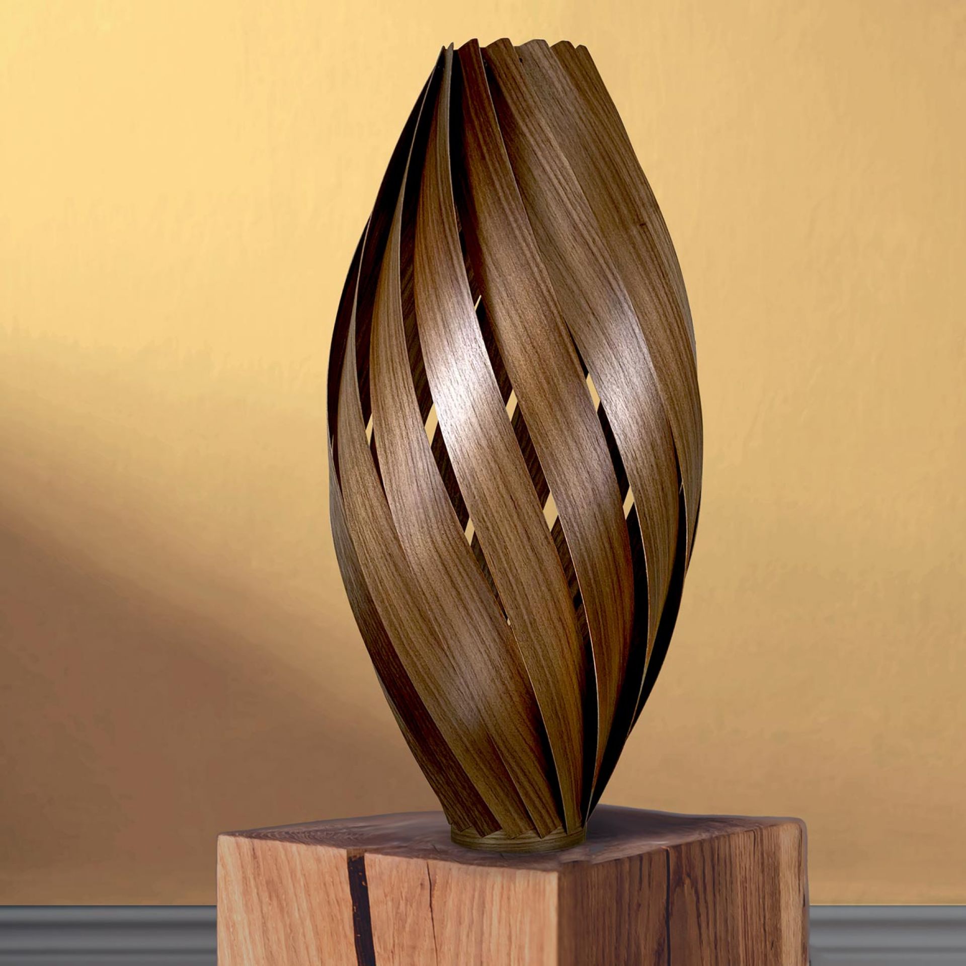 Ardére Stehleuchte Nussbaum H70 cm: Moderne Holzlampe mit spiralförmigem Design auf Holzsockel.