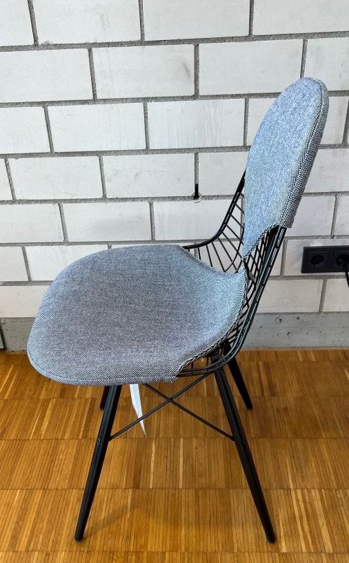 DKW-2 Wire Chair with seat and backrest cushion HOPSAK DARK BLUE / ELFENBEIN Vitra EXHIBITION PIECE