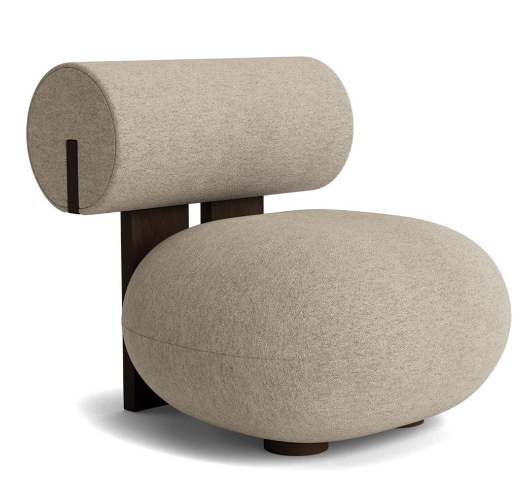 Beiger Hippo Lounge Chair Sessel von NORR11 mit dunklem Holzgestell und außergewöhnlichem, modernem Design.