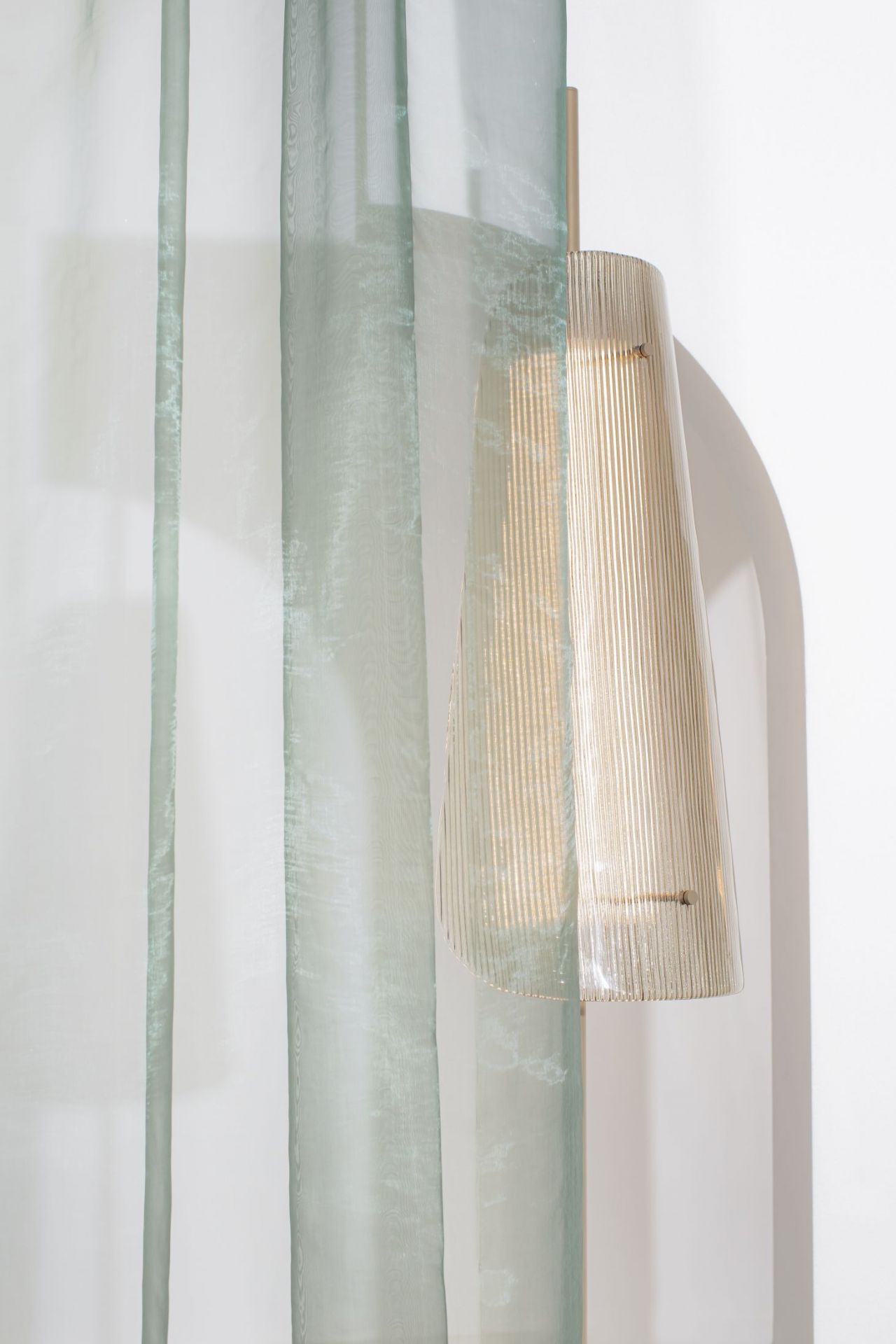 Bent Two Floor lamp Transparent/ black with fixed LED 1600lm Pulpo