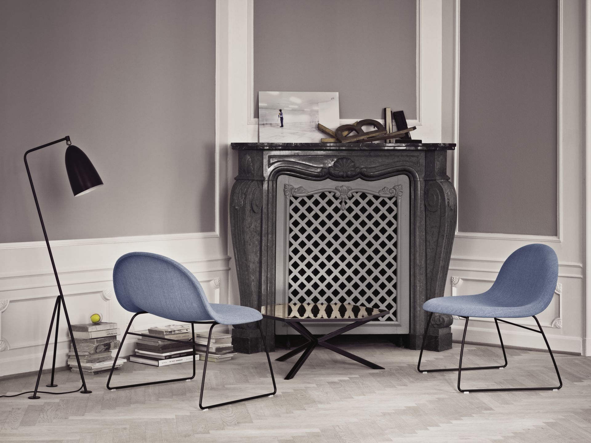 Gräshoppa / Grashoppa Floor light Anthracite-Grey Gubi