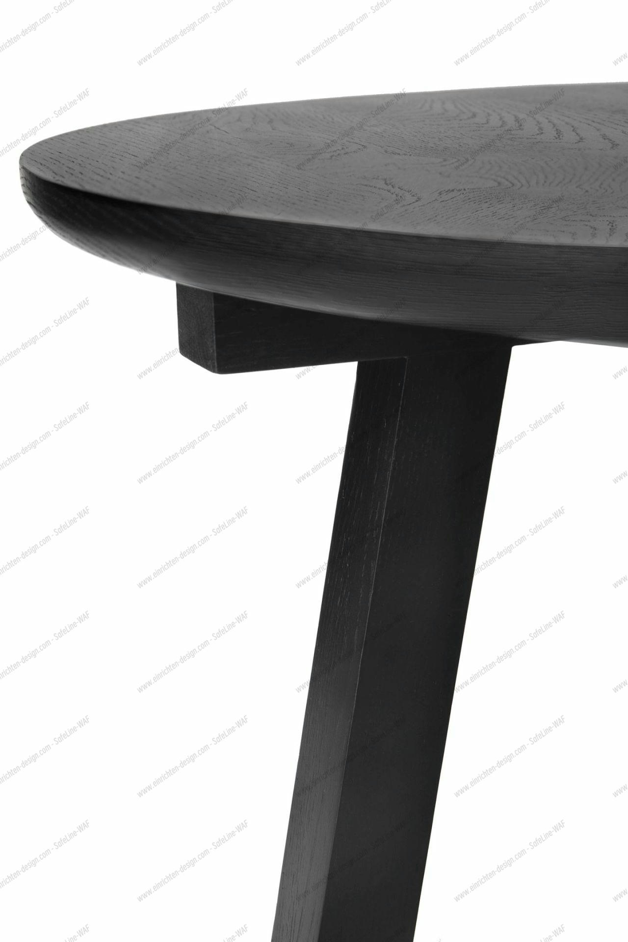 Detailaufnahme vom Ethnicraft Tripod Beistelltisch aus schwarzem Eichenholz, modernes Design mit drei Beinen.