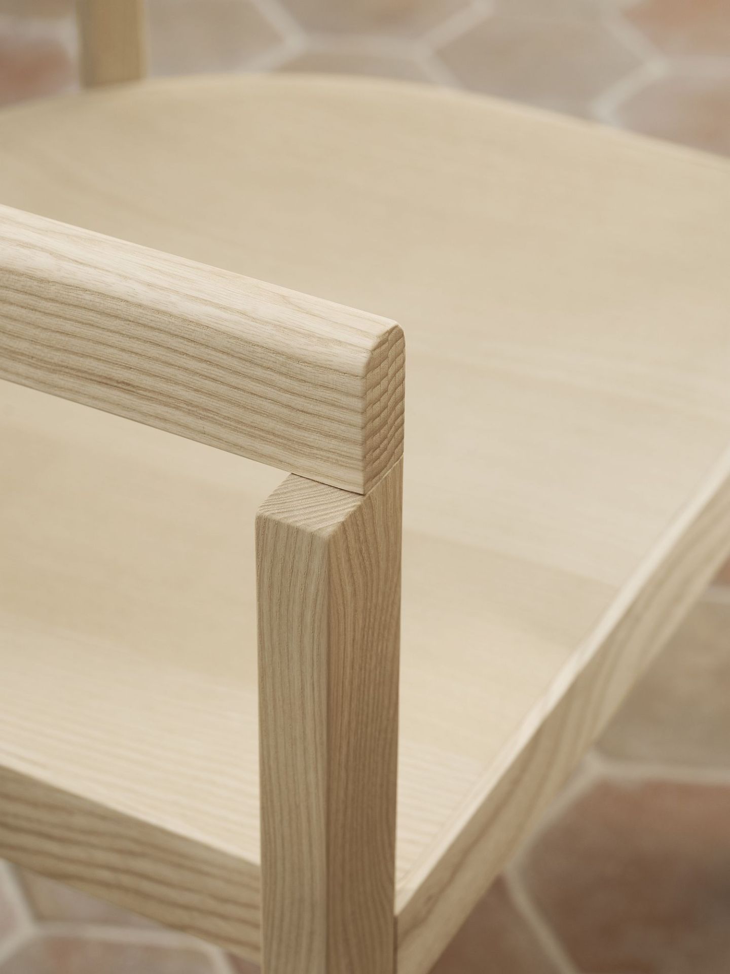 Detailaufnahme der Holzstruktur eines hellen After Sitzauflage für Dining Chair Stuhls von Fritz Hansen.