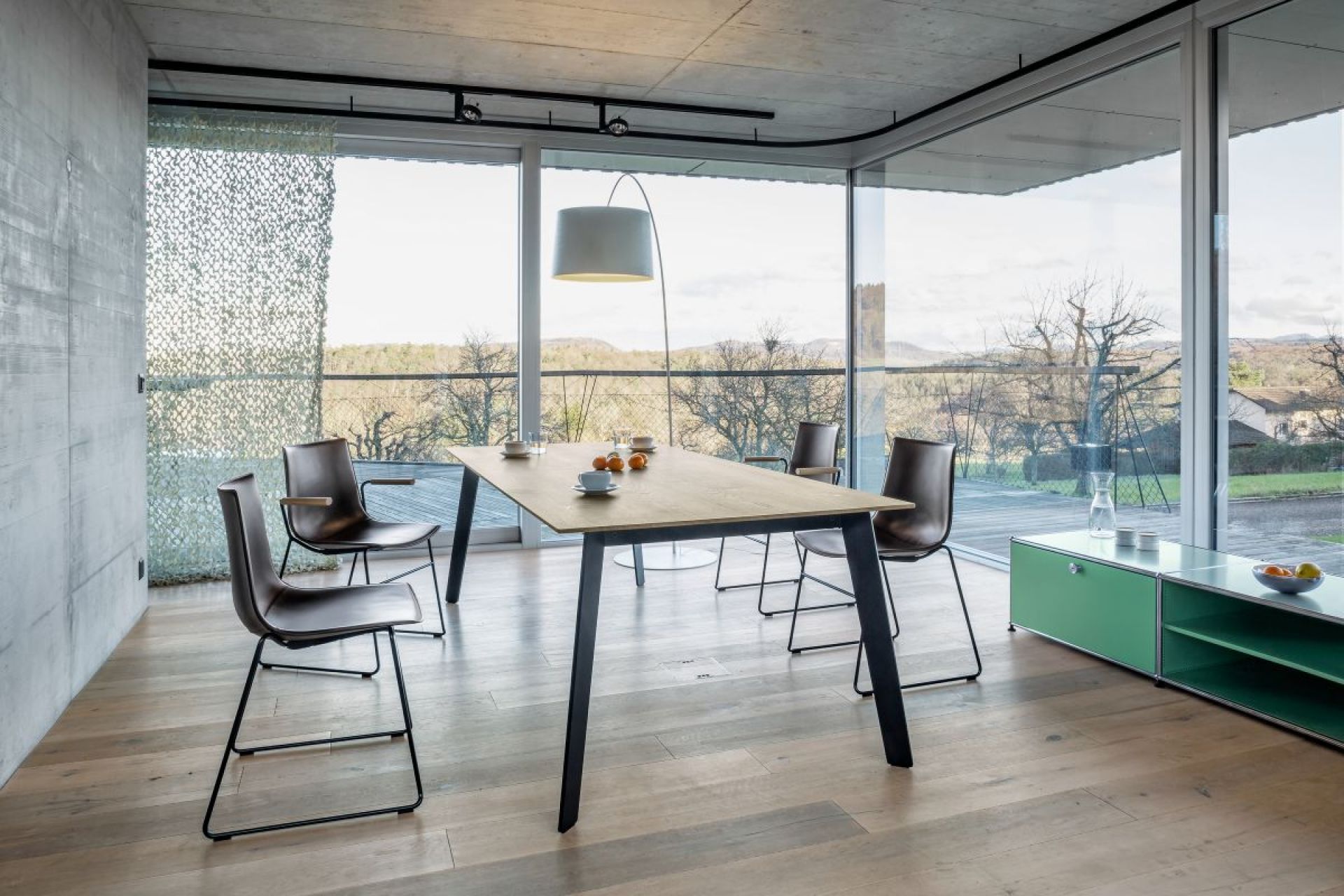 Linar Table Girsberger