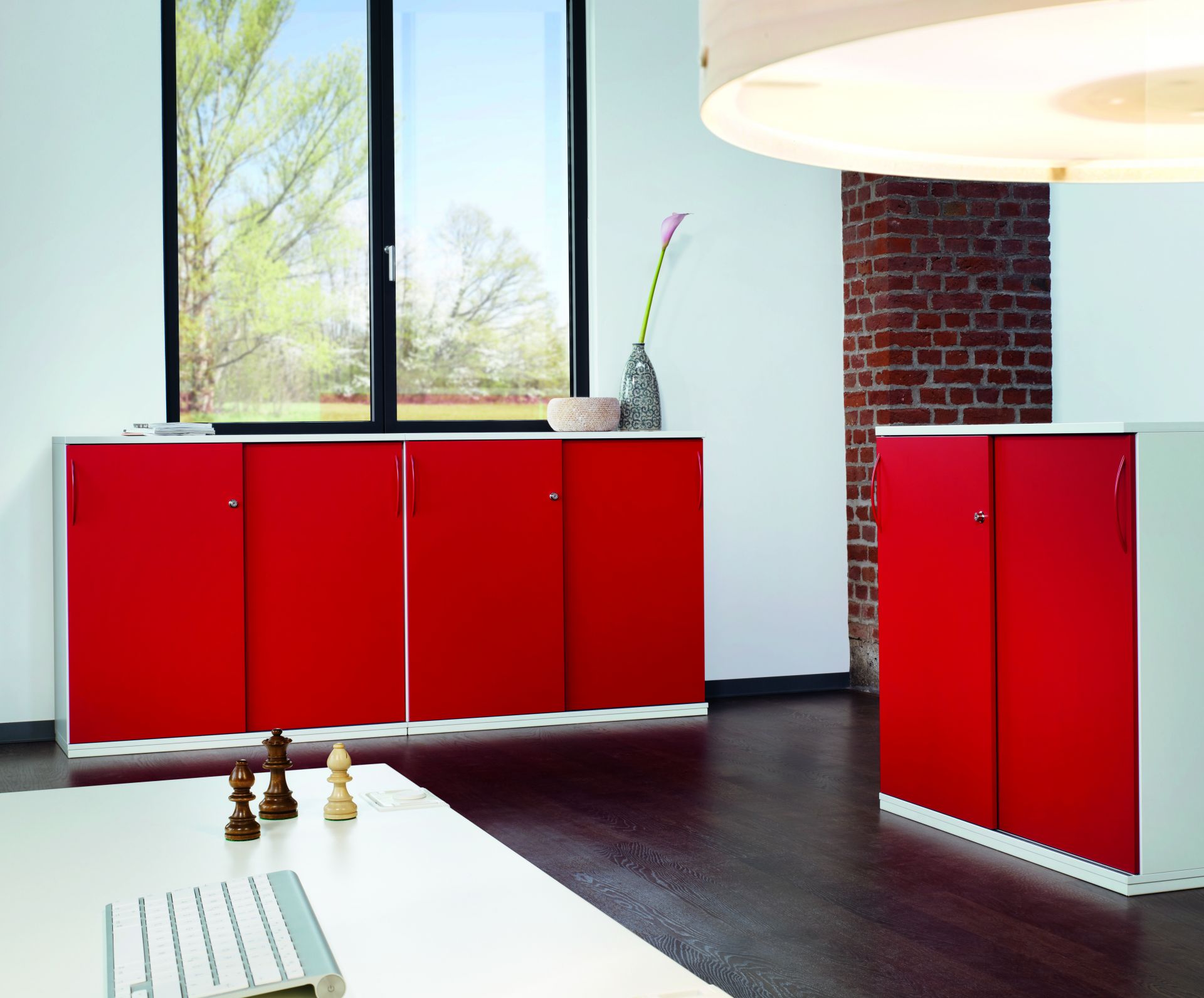 Roter Büroschrank von König+Neurath, Modell Acta, mit Drehtüren für Büro und Arbeitszimmer.