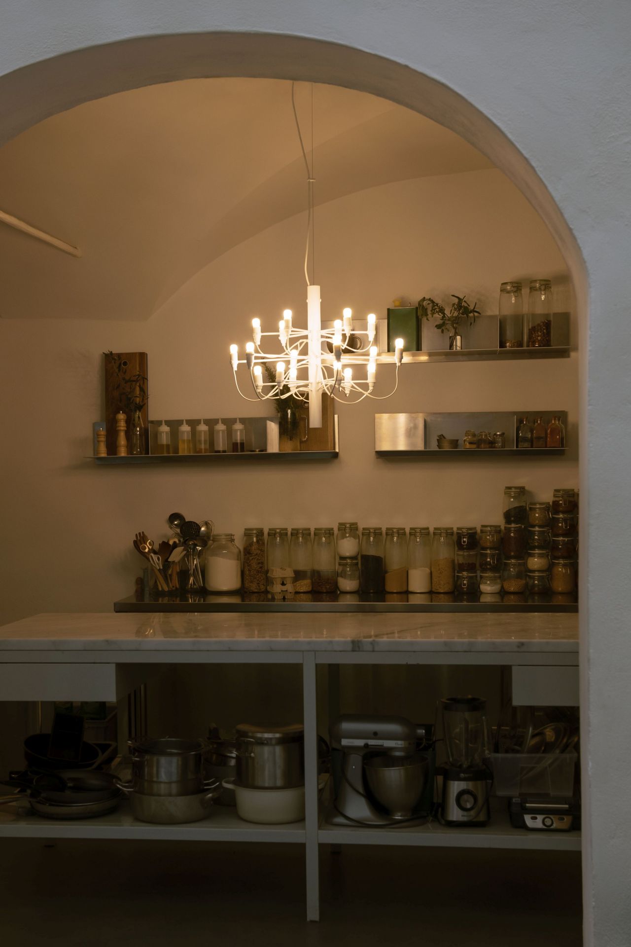 2097/18 Chandelier Black with Frosted Bulbs Flos