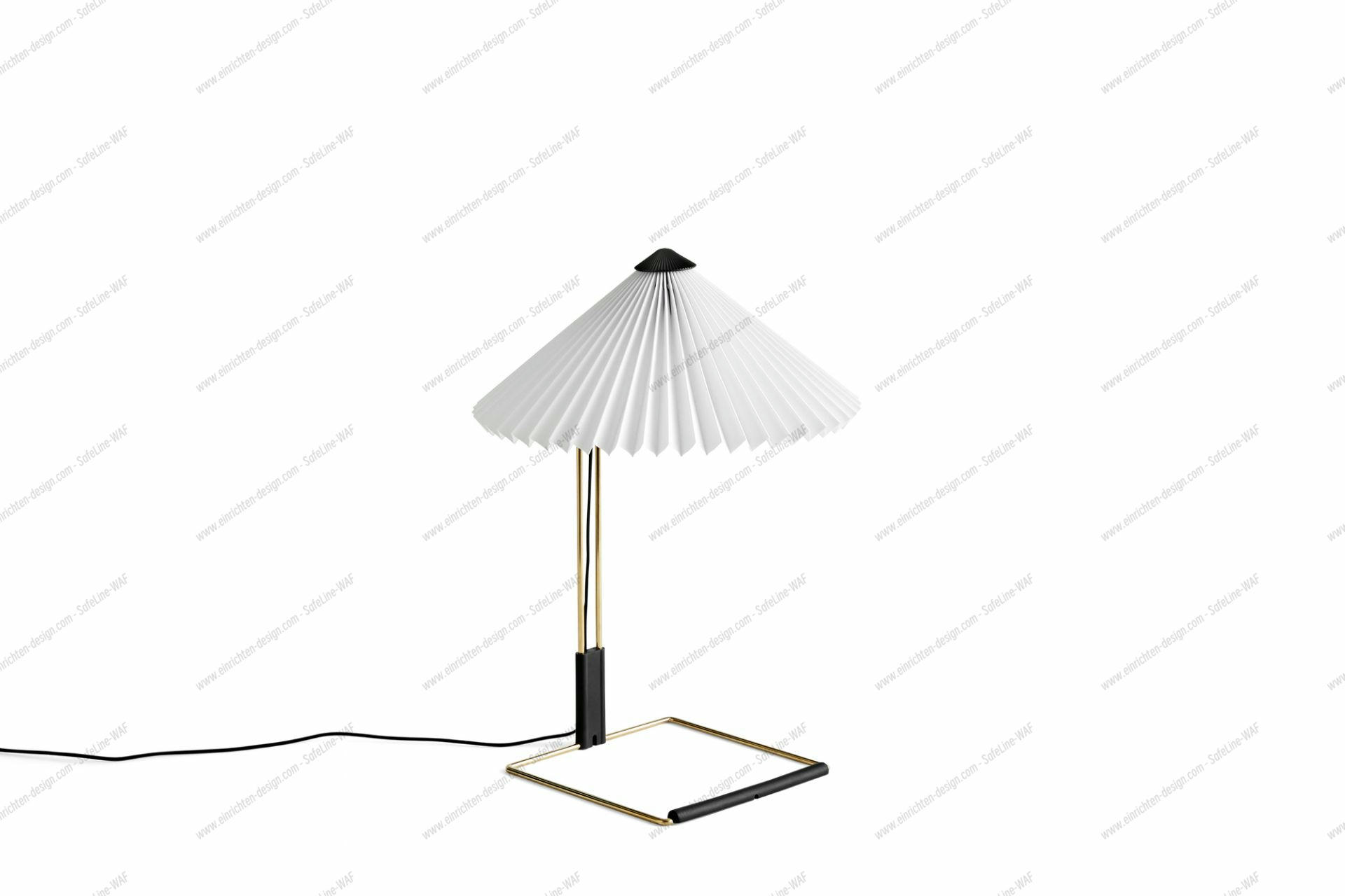 Matin Table Lamp S White Hay Weiße Hay Matin Tischleuchte mit plissiertem Lampenschirm und goldfarbenem Gestell.