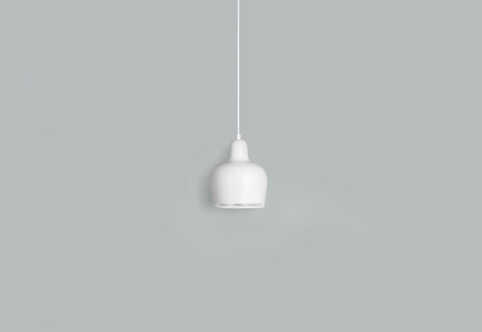 Weiße A330S Golden Bell Pendelleuchte von Artek, modernes Design für Wohnzimmer und Esszimmer.