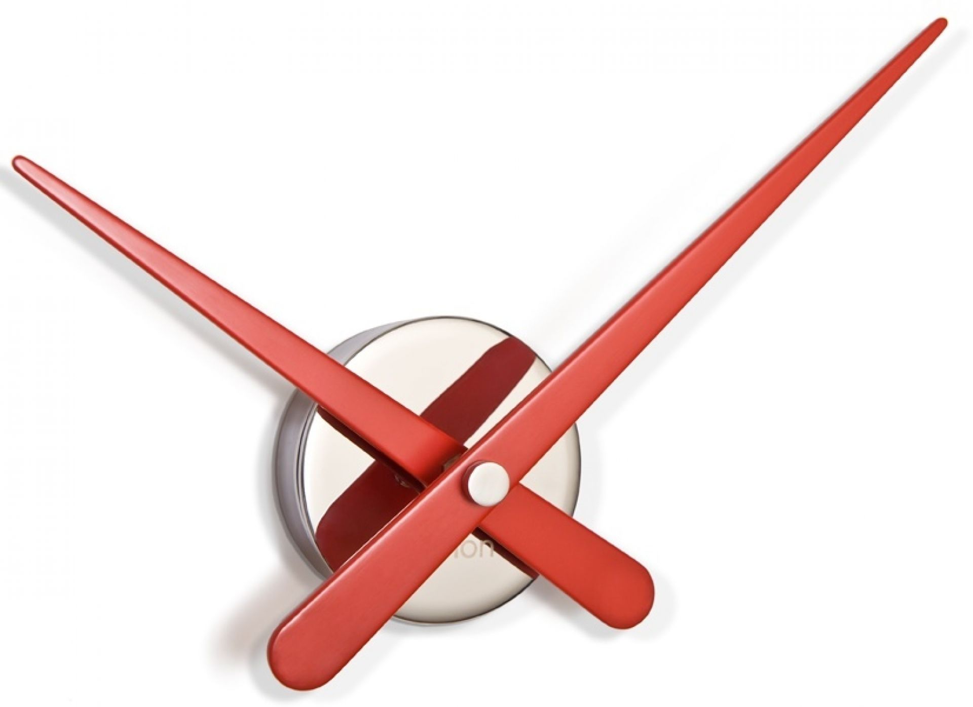 Rote Rodón Mini Wanduhr von Nomon mit minimalistischem Design und silberfarbenem Gehäuse.