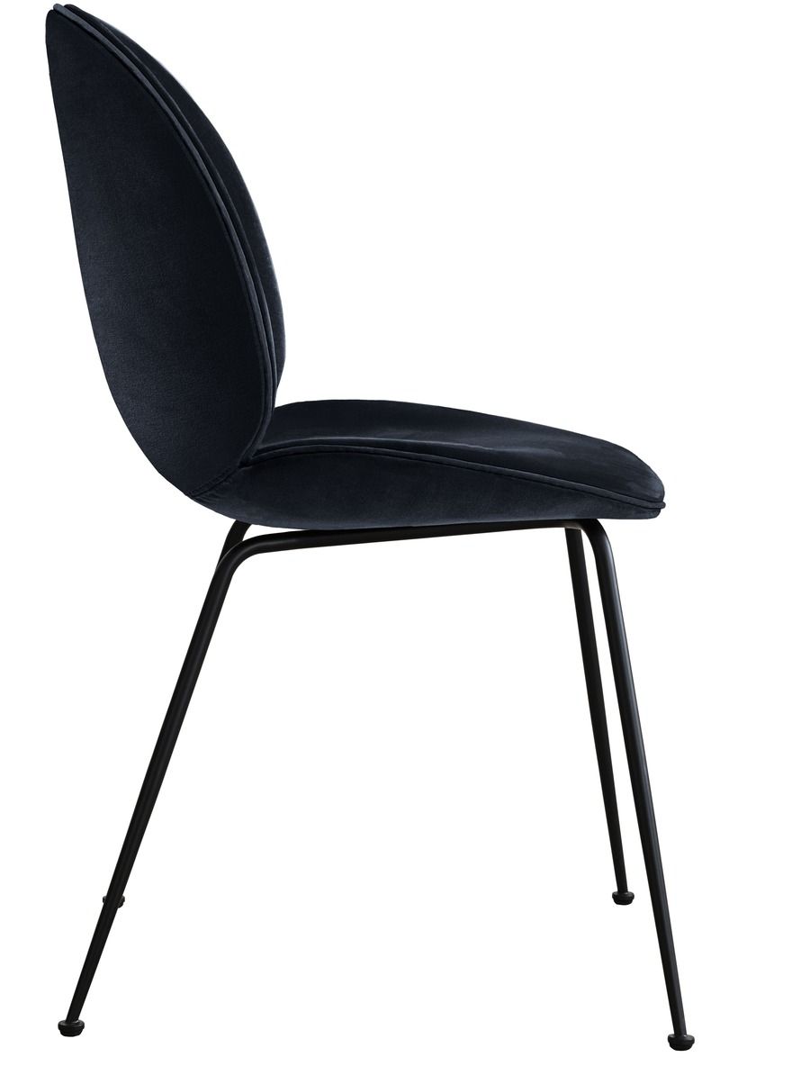 Beetle Chair mit Samtbezug in Dunkelblau, Gubi Stuhl mit schwarzen Metallbeinen, Seitenansicht.
