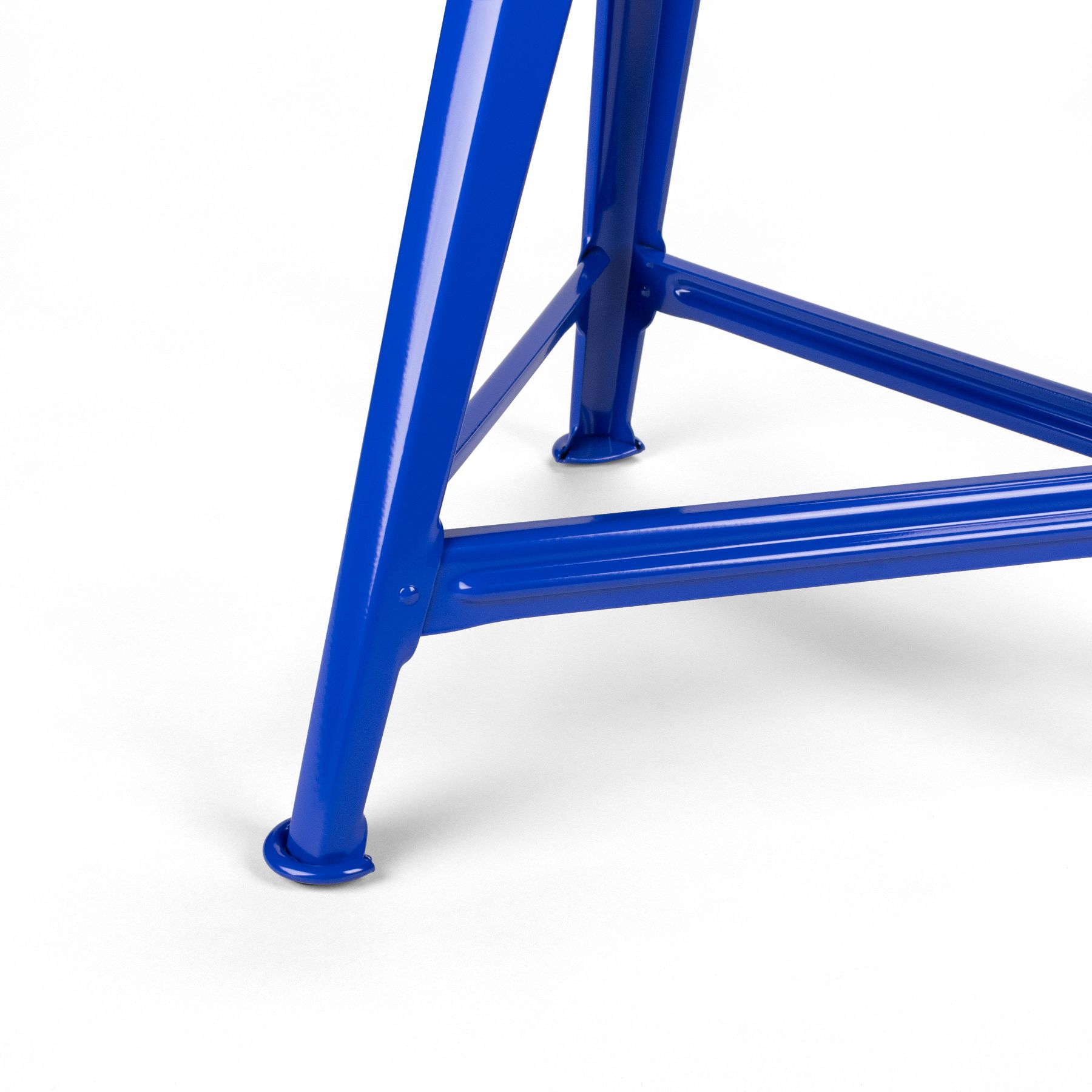 Detailaufnahme des blauen Rowac Schemel Model IS mit 48 cm Höhe, Blueprint Edition, Fokus auf Beine und Konstruktion.