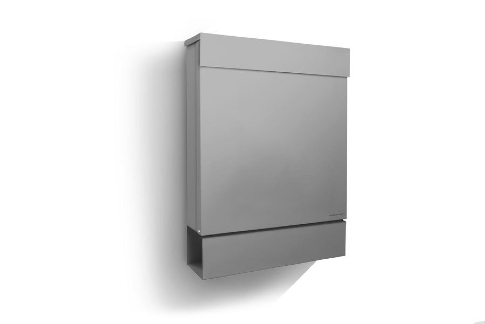 Silberner Letterman Briefkasten mit Radius, moderne Postkasten-Lösung für Hauswand, hochwertige Verarbeitung.