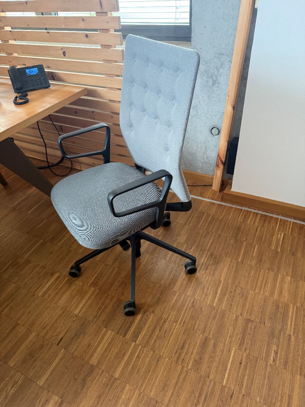 ID Chair - ID Trim office swivel chair with ring armrests Vitra DISPLAY MODEL / USED FURNITURE