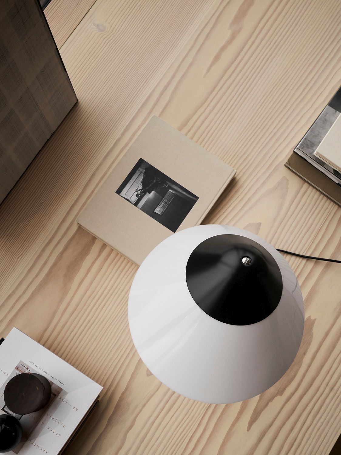 HJW02 Opala Table Lamp Midi Table Lamp Carl Hansen & Søn