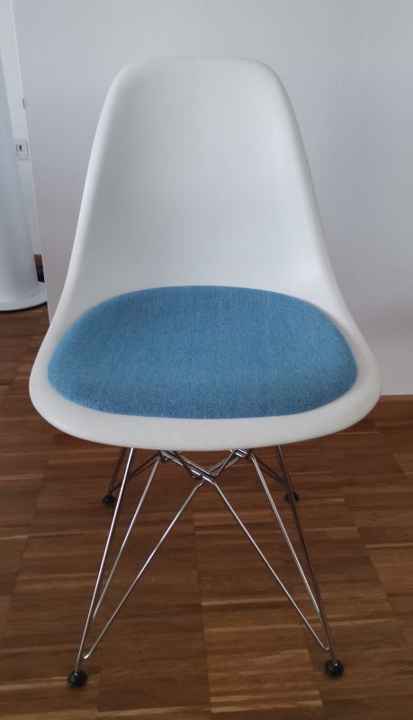 Eames Plastic Side Chair DSR chair with seat cushion Vitra chrome - Hopsak BLUE, WHITE EXHIBITION PIECE (3x available) 