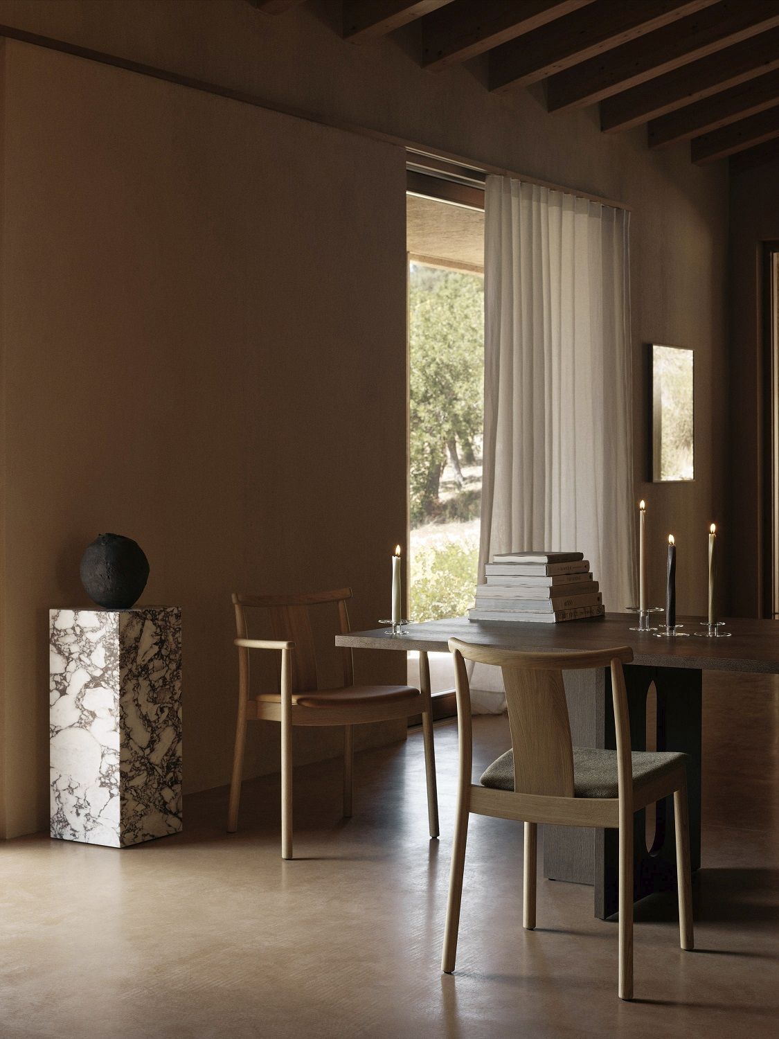 Audo Copenhagen Merkur Dining Chair Stuhl aus Holz mit Sitzpolster am Esstisch.